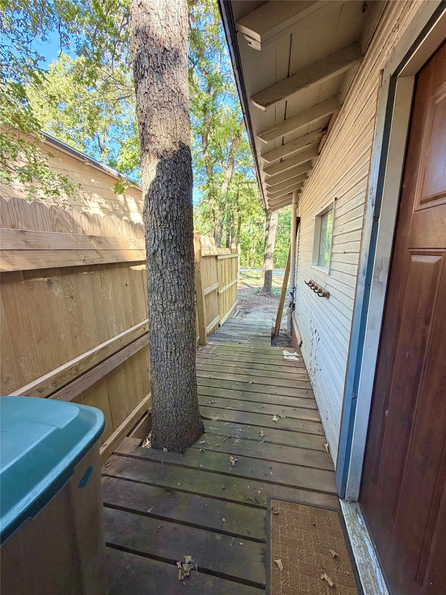 Single Family Residence For Sale in Hunt County , 9460 Amy Drive, Hawk Cove, Texas 75474, 1 Bedroom, 1 Bathroom, Garage spaces, 575 Sqft, built in 1974, mls#21407521, Real Estate Agent in Hawk Cove, Homes For Sale in Hunt county, Homes For Sale in Hawk Cove, Realtor in Hawk Cove Texas, Real Estate Brokerage Independent Realty Texas, Luminita Cordes Realtor