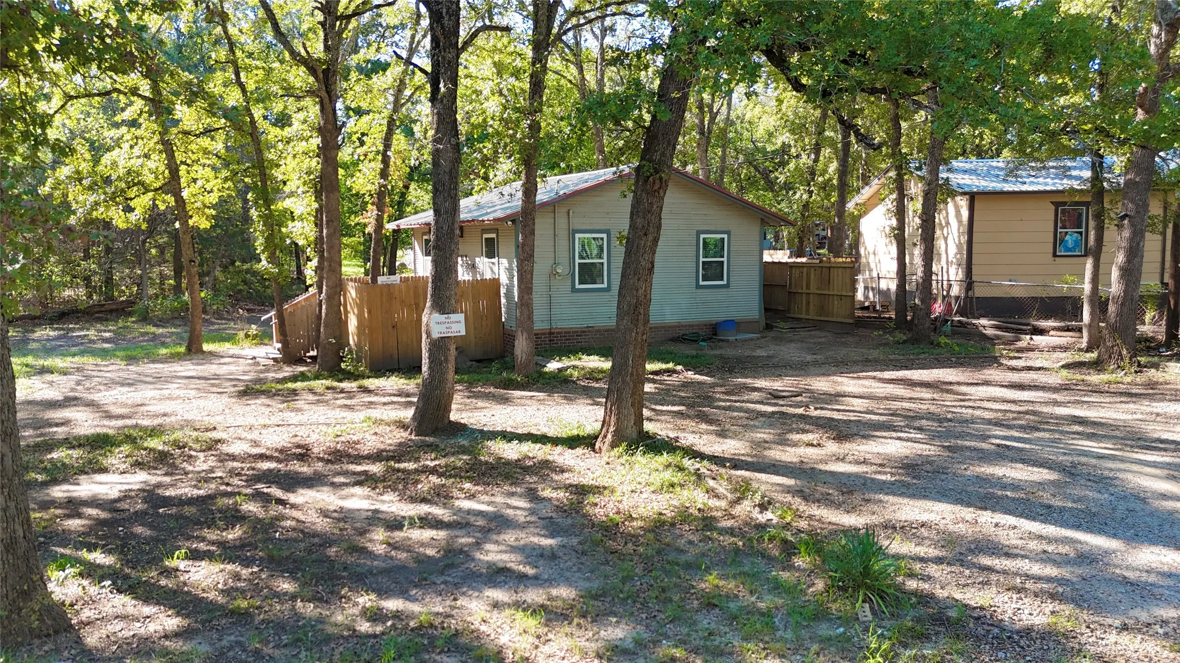 Single Family Residence For Sale in Hunt County , 9460 Amy Drive, Hawk Cove, Texas 75474, 1 Bedroom, 1 Bathroom, Garage spaces, 575 Sqft, built in 1974, mls#21407521, Real Estate Agent in Hawk Cove, Homes For Sale in Hunt county, Homes For Sale in Hawk Cove, Realtor in Hawk Cove Texas, Real Estate Brokerage Independent Realty Texas, Luminita Cordes Realtor