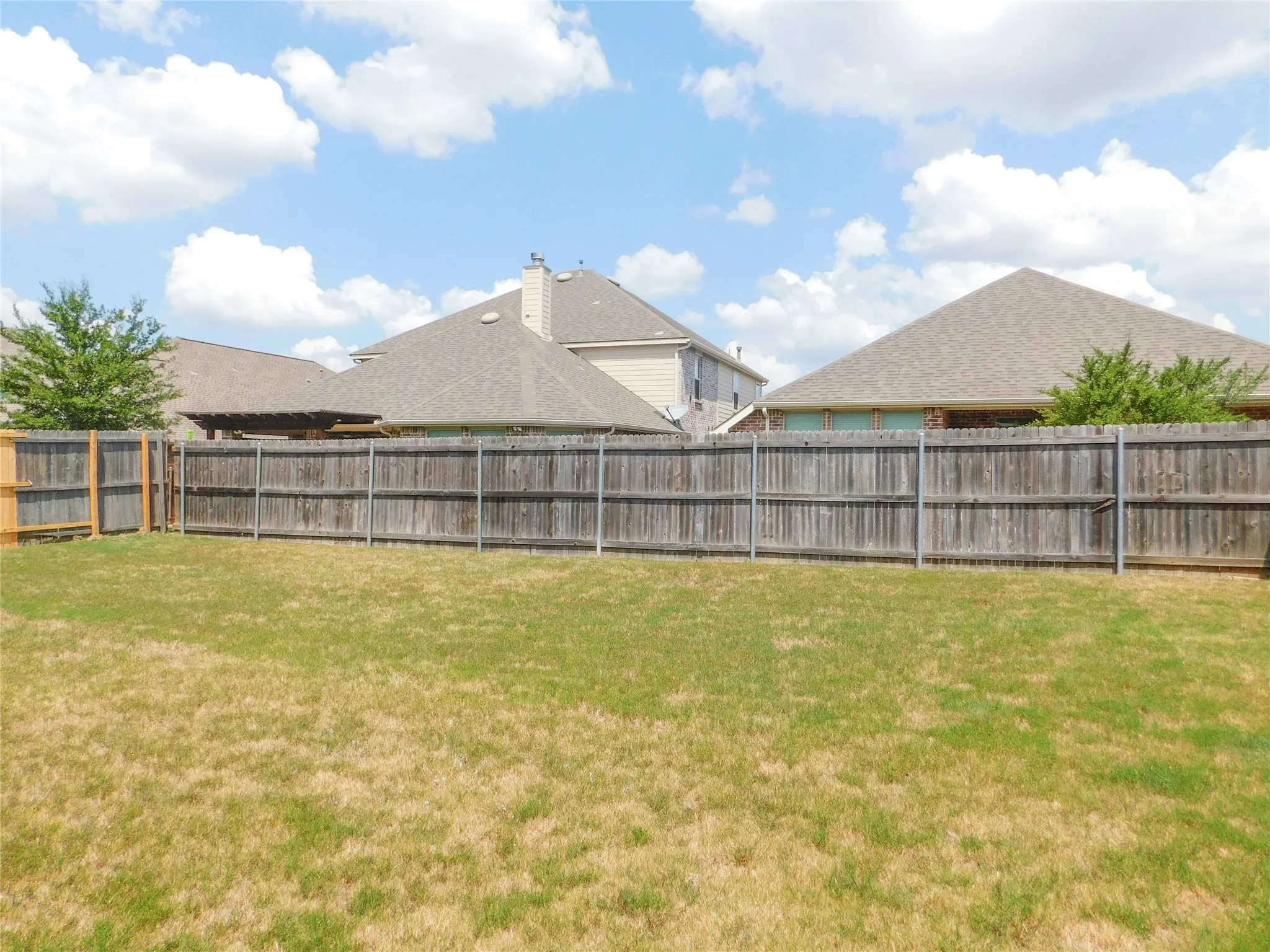 Single Family Residence For Rent in Denton County , 2661 Lake Ridge Drive, Little Elm, Texas 75068, 3 Bedroom, 2 Bathroom, 2 Garage spaces, 1,673 Sqft, built in 2006, mls#21408295, Real Estate Agent in Little Elm, Homes For Rent in Denton county, Homes For Rent in Little Elm, Realtor in Little Elm Texas, Real Estate Brokerage Independent Realty Texas, Luminita Cordes Realtor