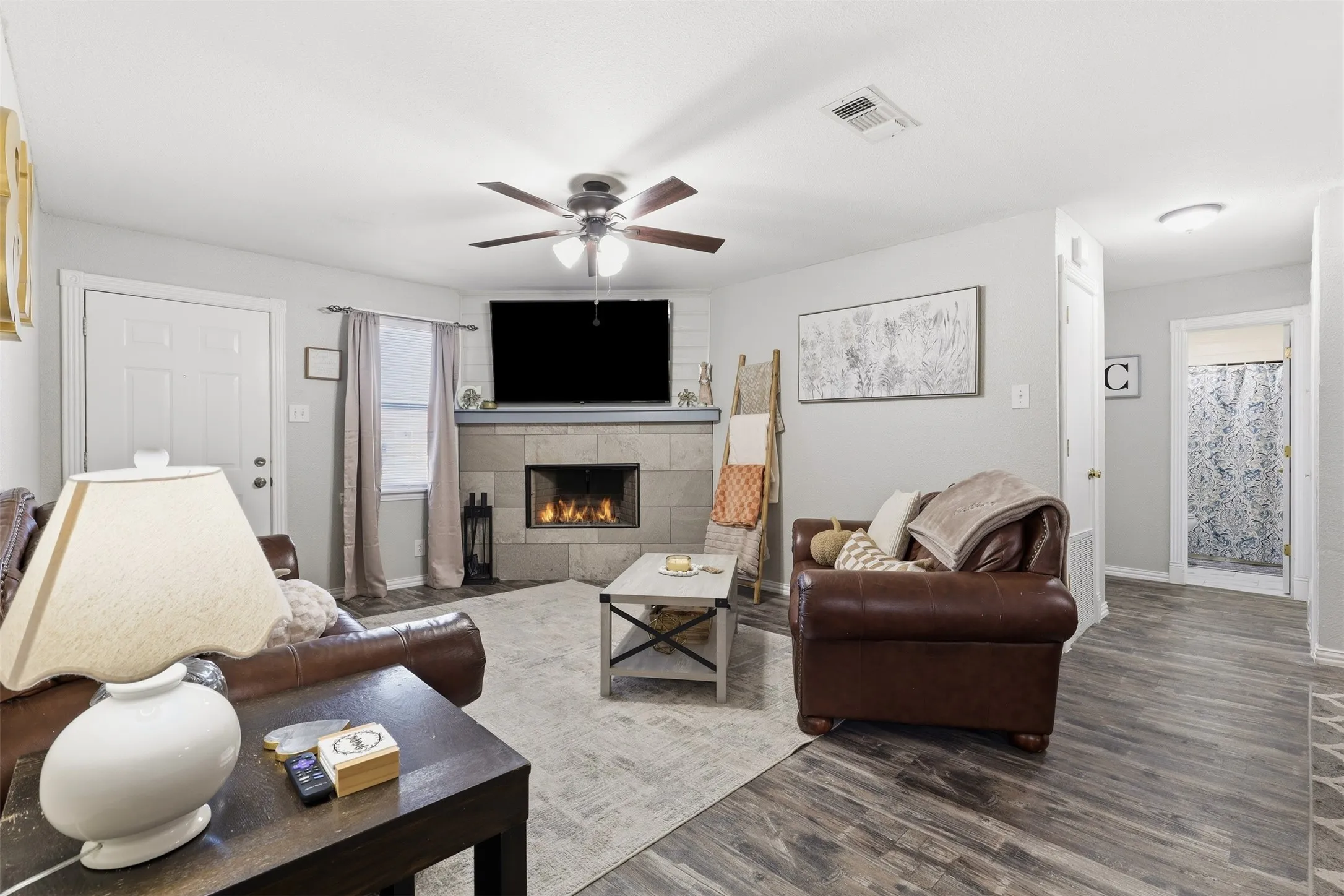 Single Family Residence For Sale in Johnson County , 609 W Kilpatrick Avenue, Cleburne, Texas 76033, 3 Bedroom, 2 Bathroom, 2 Garage spaces, 1,365 Sqft, built in 1979, mls#21411548, Real Estate Agent in Cleburne, Homes For Sale in Johnson county, Homes For Sale in Cleburne, Realtor in Cleburne Texas, Real Estate Brokerage Independent Realty Texas, Luminita Cordes Realtor