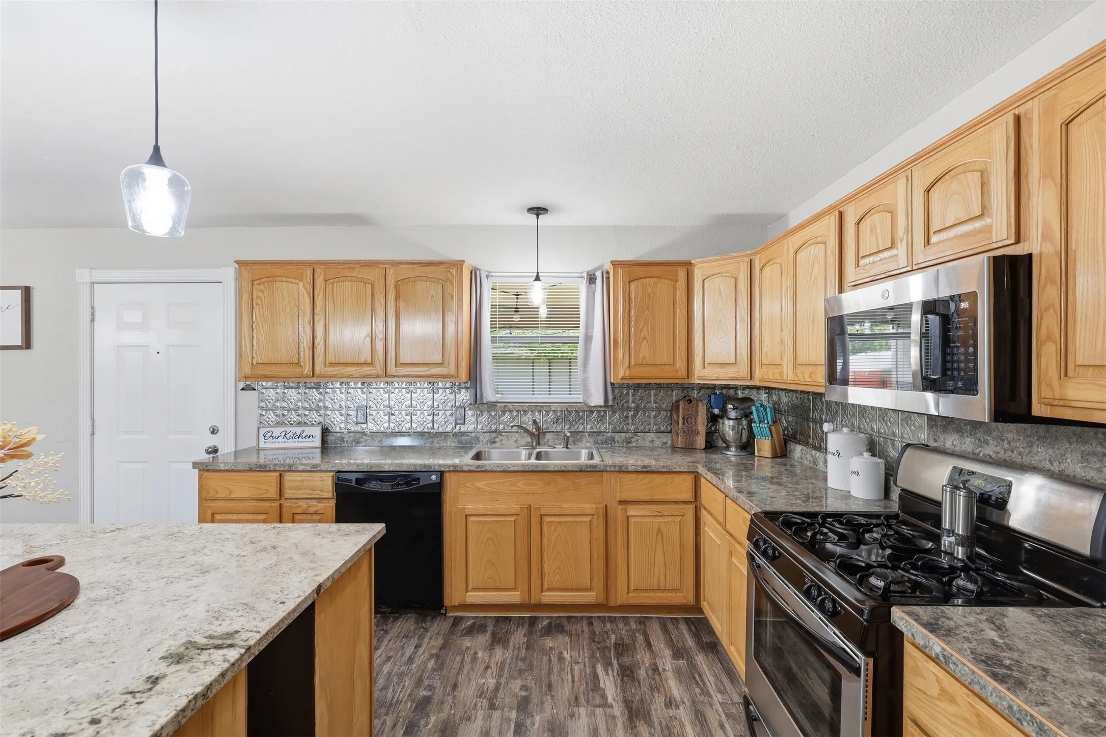 Single Family Residence For Sale in Johnson County , 609 W Kilpatrick Avenue, Cleburne, Texas 76033, 3 Bedroom, 2 Bathroom, 2 Garage spaces, 1,365 Sqft, built in 1979, mls#21411548, Real Estate Agent in Cleburne, Homes For Sale in Johnson county, Homes For Sale in Cleburne, Realtor in Cleburne Texas, Real Estate Brokerage Independent Realty Texas, Luminita Cordes Realtor