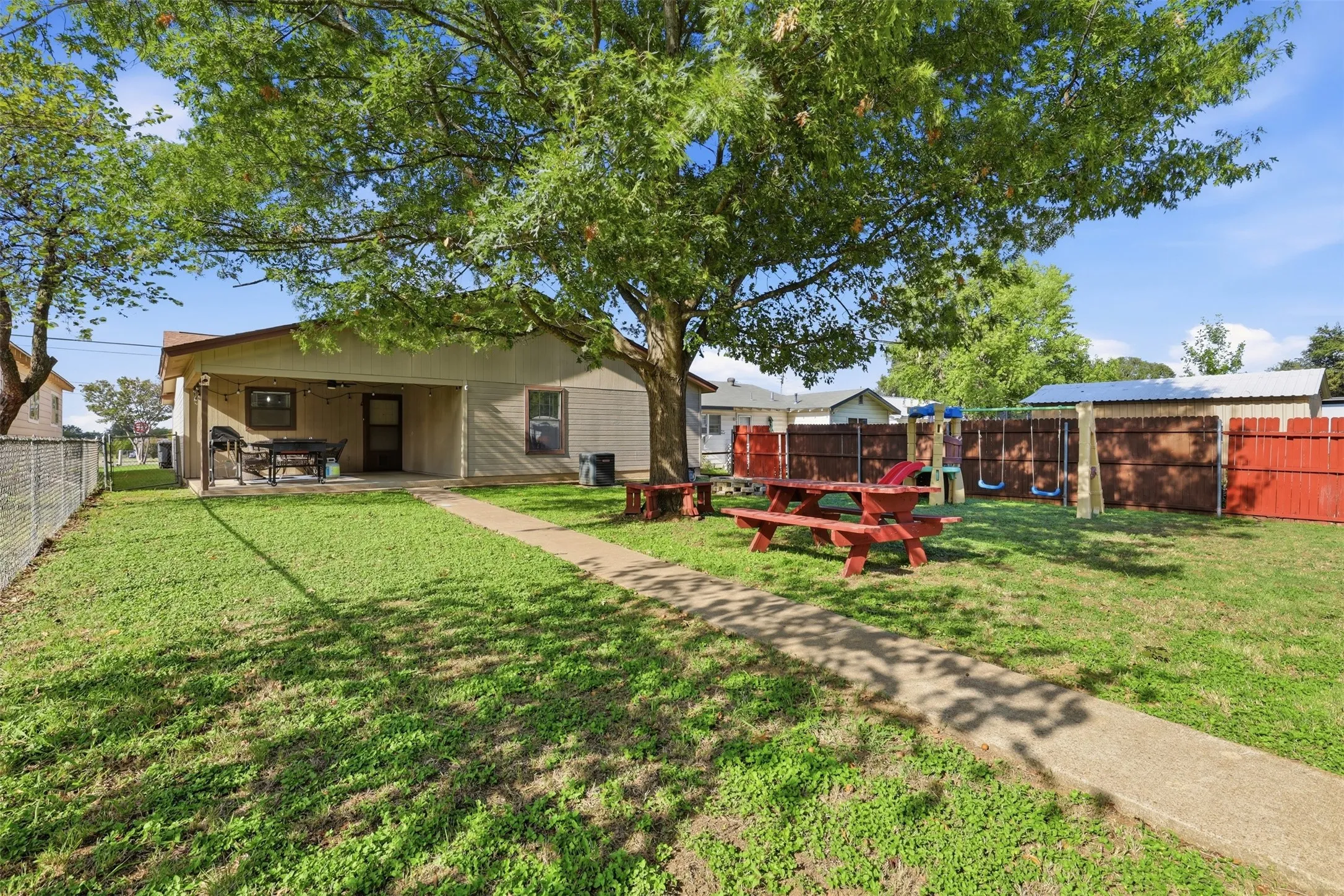 Single Family Residence For Sale in Johnson County , 609 W Kilpatrick Avenue, Cleburne, Texas 76033, 3 Bedroom, 2 Bathroom, 2 Garage spaces, 1,365 Sqft, built in 1979, mls#21411548, Real Estate Agent in Cleburne, Homes For Sale in Johnson county, Homes For Sale in Cleburne, Realtor in Cleburne Texas, Real Estate Brokerage Independent Realty Texas, Luminita Cordes Realtor
