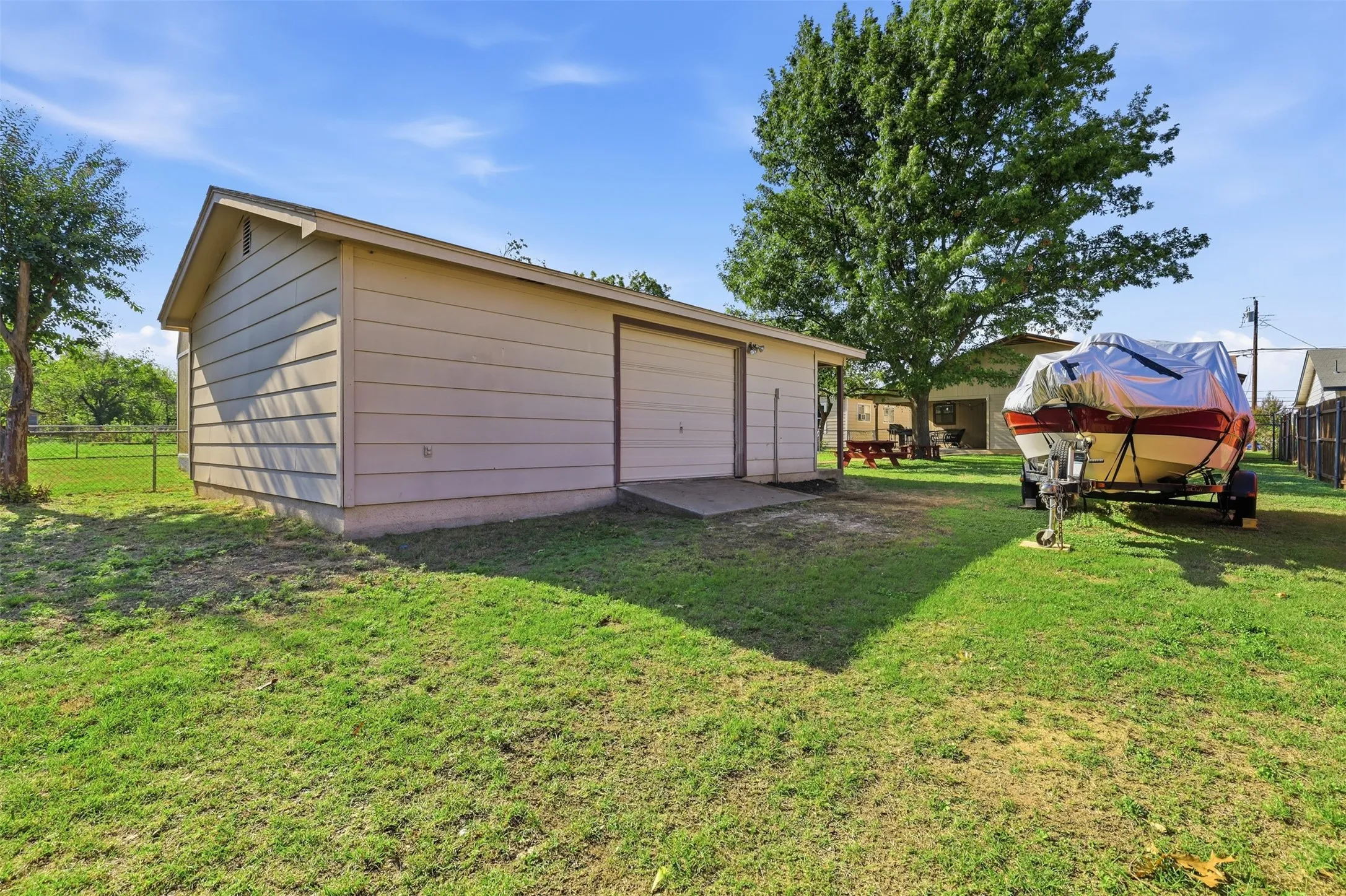 Single Family Residence For Sale in Johnson County , 609 W Kilpatrick Avenue, Cleburne, Texas 76033, 3 Bedroom, 2 Bathroom, 2 Garage spaces, 1,365 Sqft, built in 1979, mls#21411548, Real Estate Agent in Cleburne, Homes For Sale in Johnson county, Homes For Sale in Cleburne, Realtor in Cleburne Texas, Real Estate Brokerage Independent Realty Texas, Luminita Cordes Realtor