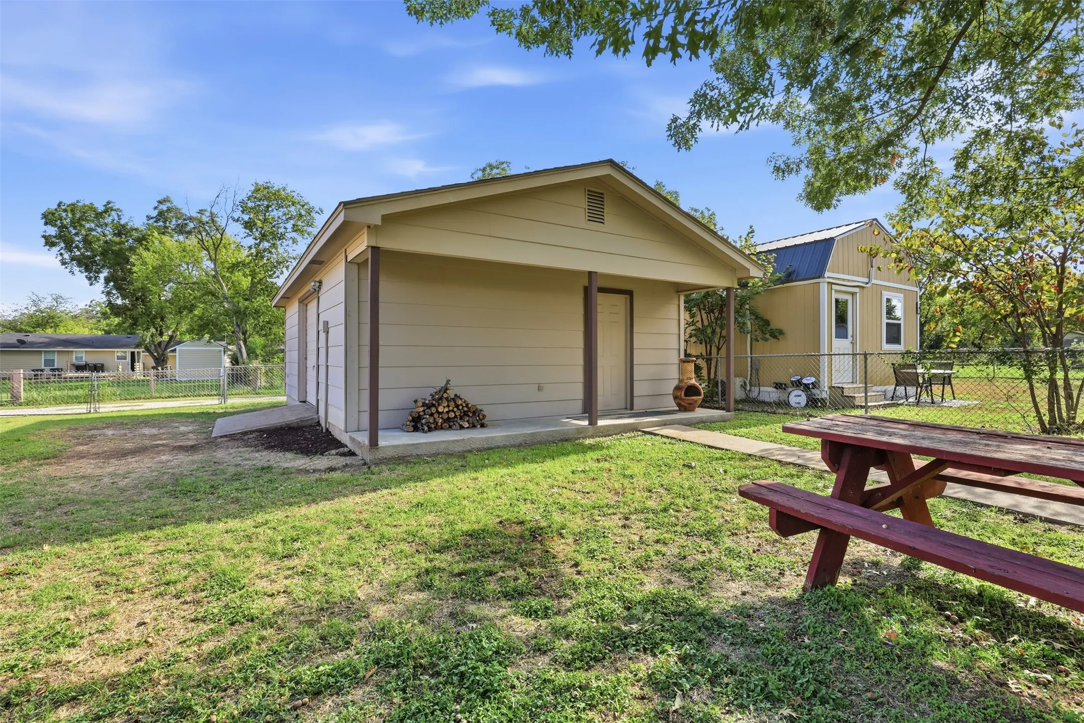 Single Family Residence For Sale in Johnson County , 609 W Kilpatrick Avenue, Cleburne, Texas 76033, 3 Bedroom, 2 Bathroom, 2 Garage spaces, 1,365 Sqft, built in 1979, mls#21411548, Real Estate Agent in Cleburne, Homes For Sale in Johnson county, Homes For Sale in Cleburne, Realtor in Cleburne Texas, Real Estate Brokerage Independent Realty Texas, Luminita Cordes Realtor