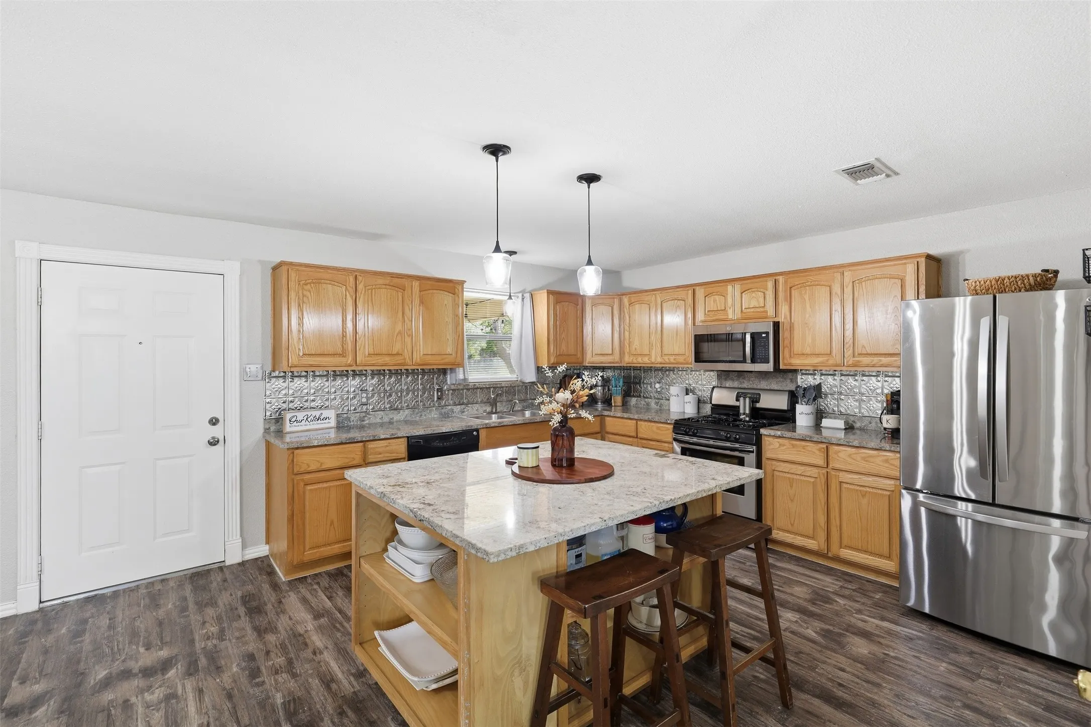 Single Family Residence For Sale in Johnson County , 609 W Kilpatrick Avenue, Cleburne, Texas 76033, 3 Bedroom, 2 Bathroom, 2 Garage spaces, 1,365 Sqft, built in 1979, mls#21411548, Real Estate Agent in Cleburne, Homes For Sale in Johnson county, Homes For Sale in Cleburne, Realtor in Cleburne Texas, Real Estate Brokerage Independent Realty Texas, Luminita Cordes Realtor