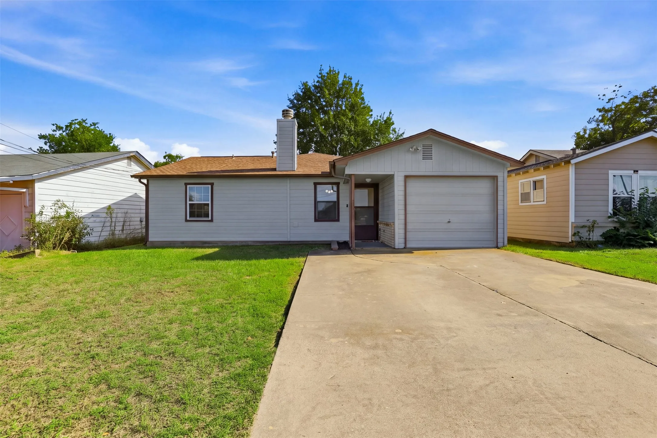 Single Family Residence For Sale in Johnson County , 609 W Kilpatrick Avenue, Cleburne, Texas 76033, 3 Bedroom, 2 Bathroom, 2 Garage spaces, 1,365 Sqft, built in 1979, mls#21411548, Real Estate Agent in Cleburne, Homes For Sale in Johnson county, Homes For Sale in Cleburne, Realtor in Cleburne Texas, Real Estate Brokerage Independent Realty Texas, Luminita Cordes Realtor