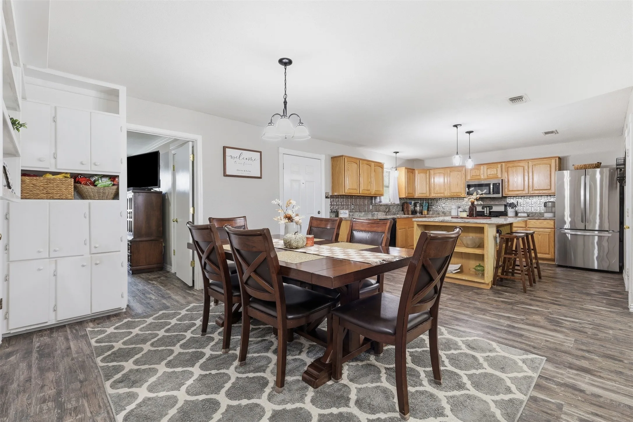 Single Family Residence For Sale in Johnson County , 609 W Kilpatrick Avenue, Cleburne, Texas 76033, 3 Bedroom, 2 Bathroom, 2 Garage spaces, 1,365 Sqft, built in 1979, mls#21411548, Real Estate Agent in Cleburne, Homes For Sale in Johnson county, Homes For Sale in Cleburne, Realtor in Cleburne Texas, Real Estate Brokerage Independent Realty Texas, Luminita Cordes Realtor