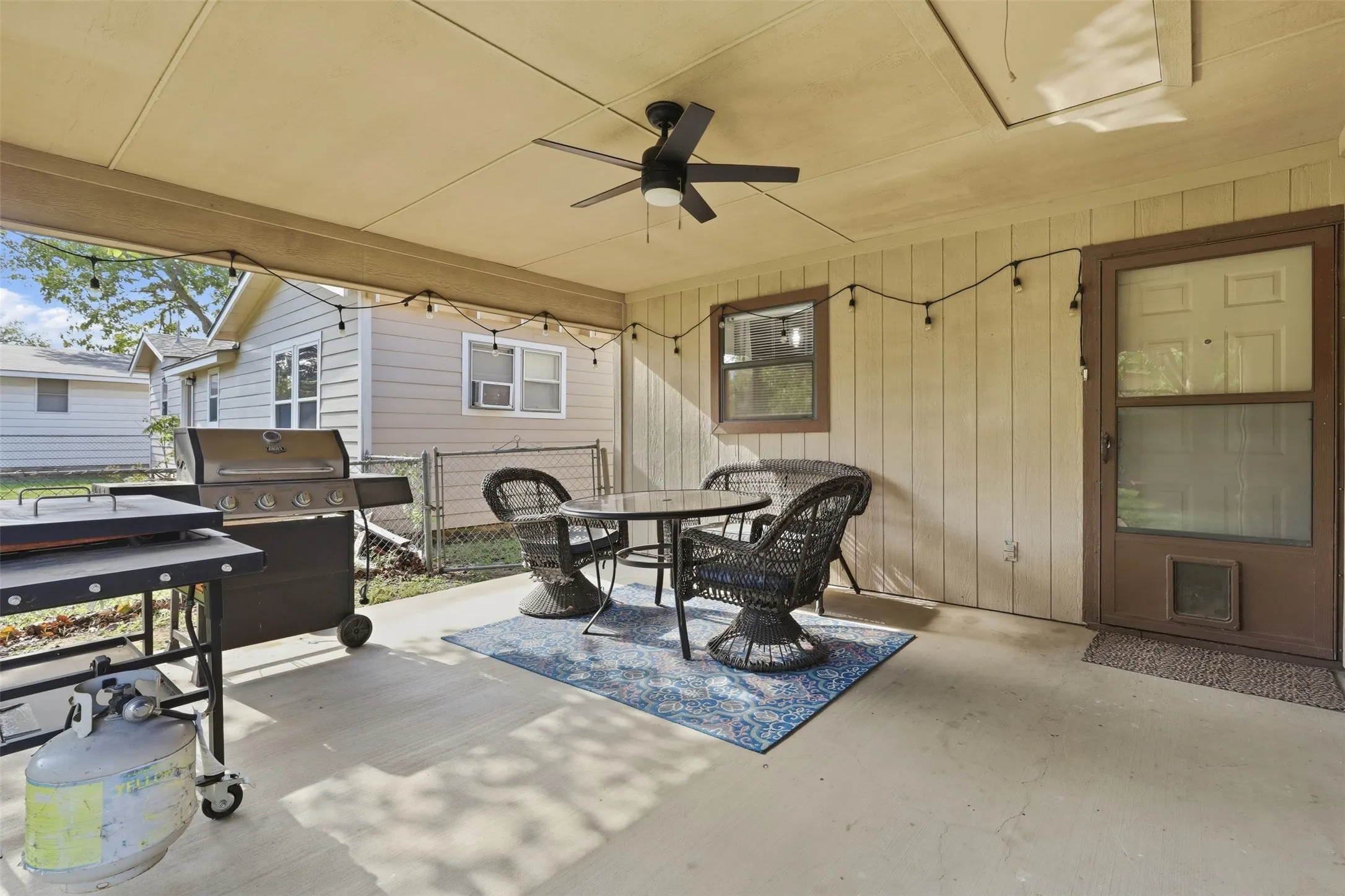 Single Family Residence For Sale in Johnson County , 609 W Kilpatrick Avenue, Cleburne, Texas 76033, 3 Bedroom, 2 Bathroom, 2 Garage spaces, 1,365 Sqft, built in 1979, mls#21411548, Real Estate Agent in Cleburne, Homes For Sale in Johnson county, Homes For Sale in Cleburne, Realtor in Cleburne Texas, Real Estate Brokerage Independent Realty Texas, Luminita Cordes Realtor