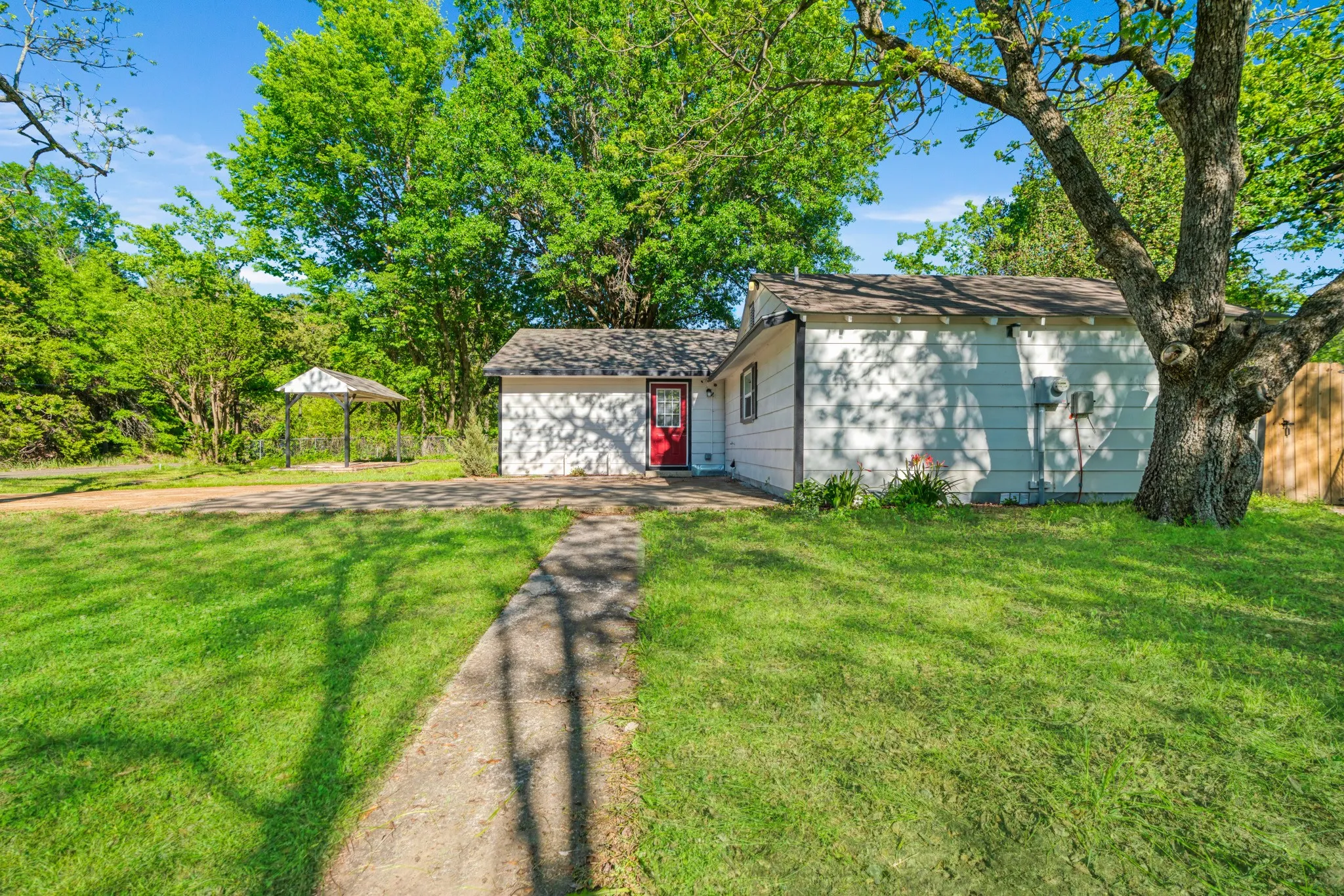 Single Family Residence For Sale in Lamar County , 2617 Graham Street, Paris, Texas 75460, 2 Bedroom, 2 Bathroom, Garage spaces, 1,430 Sqft, built in 0, mls#21411595, Real Estate Agent in Paris, Homes For Sale in Lamar county, Homes For Sale in Paris, Realtor in Paris Texas, Real Estate Brokerage Independent Realty Texas, Luminita Cordes Realtor