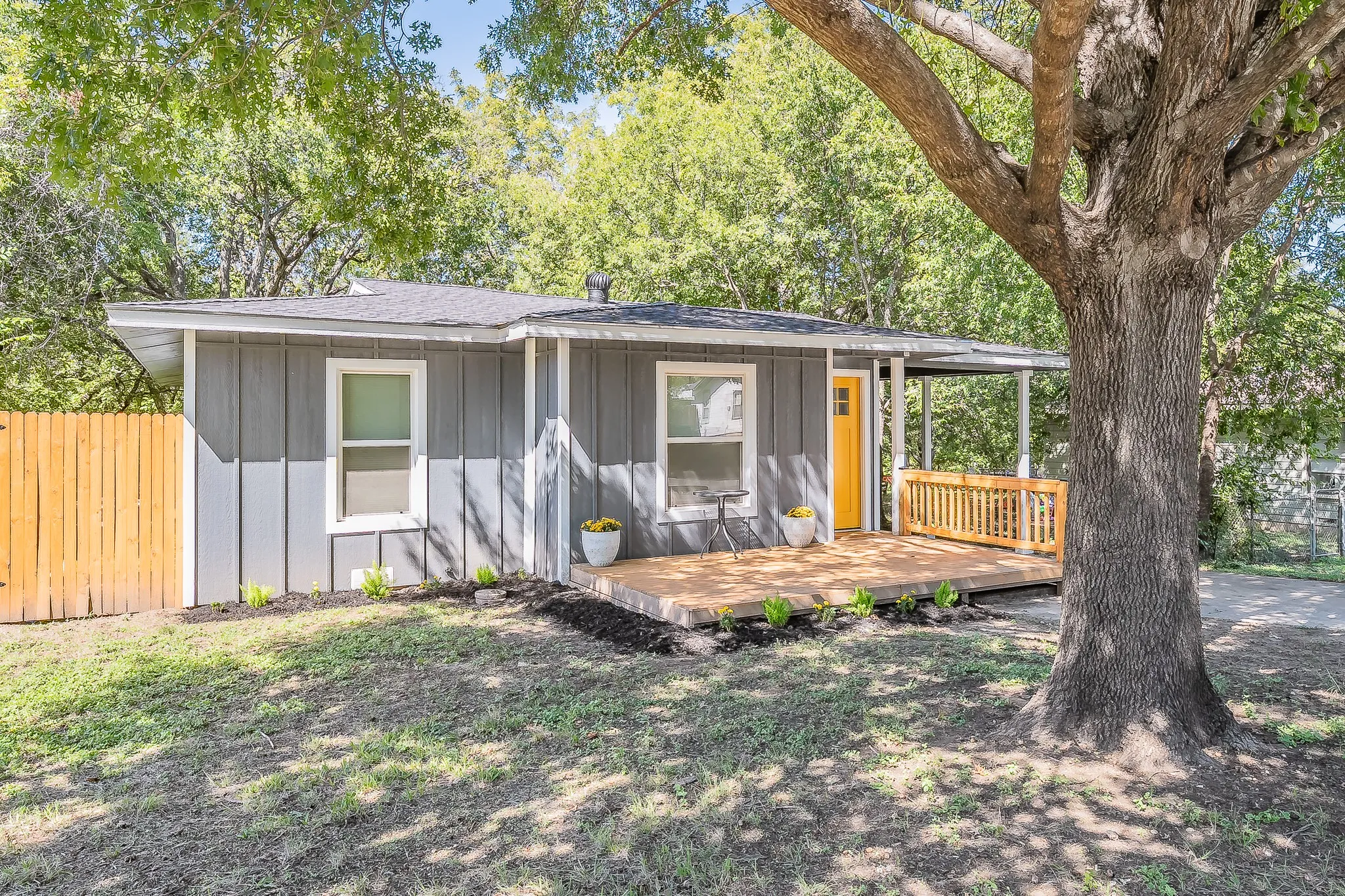 Single Family Residence For Sale in Parker County , 1228 S Brazos Street, Weatherford, Texas 76086, 3 Bedroom, 2 Bathroom, Garage spaces, 1,058 Sqft, built in 1958, mls#21410495, Real Estate Agent in Weatherford, Homes For Sale in Parker county, Homes For Sale in Weatherford, Realtor in Weatherford Texas, Real Estate Brokerage Independent Realty Texas, Luminita Cordes Realtor