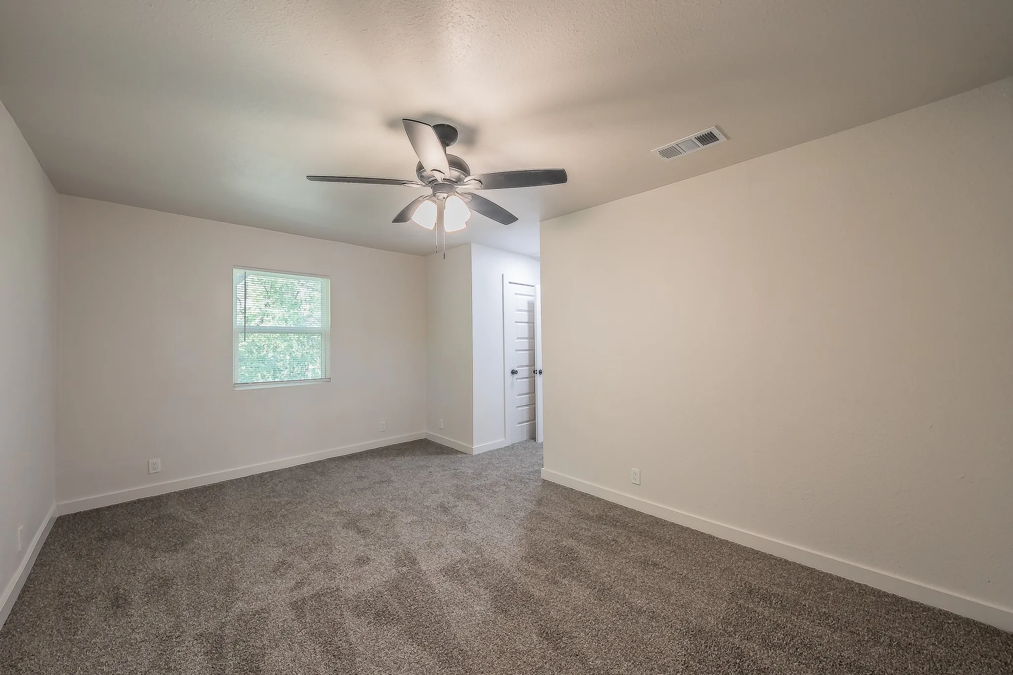 Single Family Residence For Sale in Parker County , 1228 S Brazos Street, Weatherford, Texas 76086, 3 Bedroom, 2 Bathroom, Garage spaces, 1,058 Sqft, built in 1958, mls#21410495, Real Estate Agent in Weatherford, Homes For Sale in Parker county, Homes For Sale in Weatherford, Realtor in Weatherford Texas, Real Estate Brokerage Independent Realty Texas, Luminita Cordes Realtor