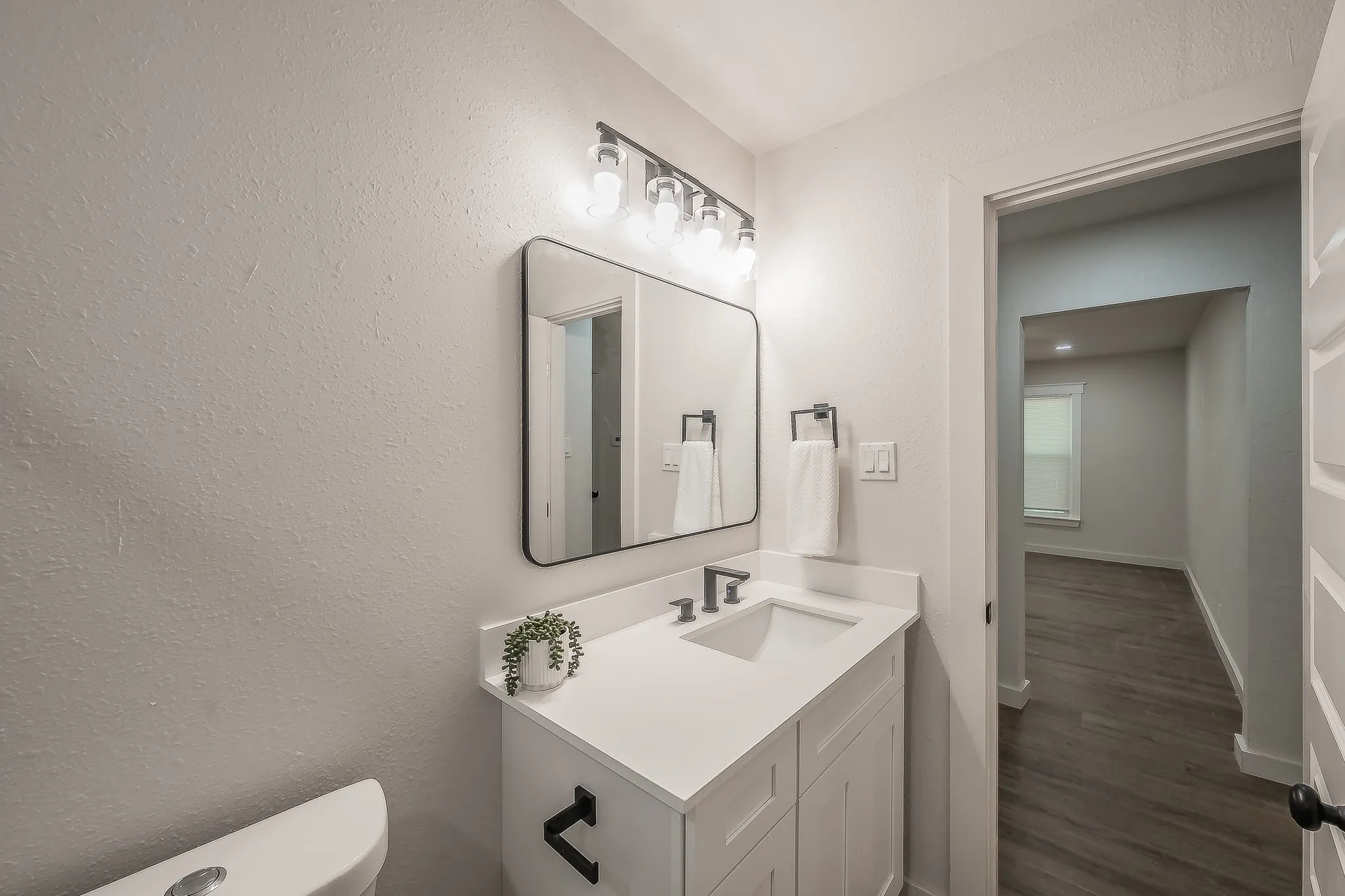 Single Family Residence For Sale in Parker County , 1228 S Brazos Street, Weatherford, Texas 76086, 3 Bedroom, 2 Bathroom, Garage spaces, 1,058 Sqft, built in 1958, mls#21410495, Real Estate Agent in Weatherford, Homes For Sale in Parker county, Homes For Sale in Weatherford, Realtor in Weatherford Texas, Real Estate Brokerage Independent Realty Texas, Luminita Cordes Realtor