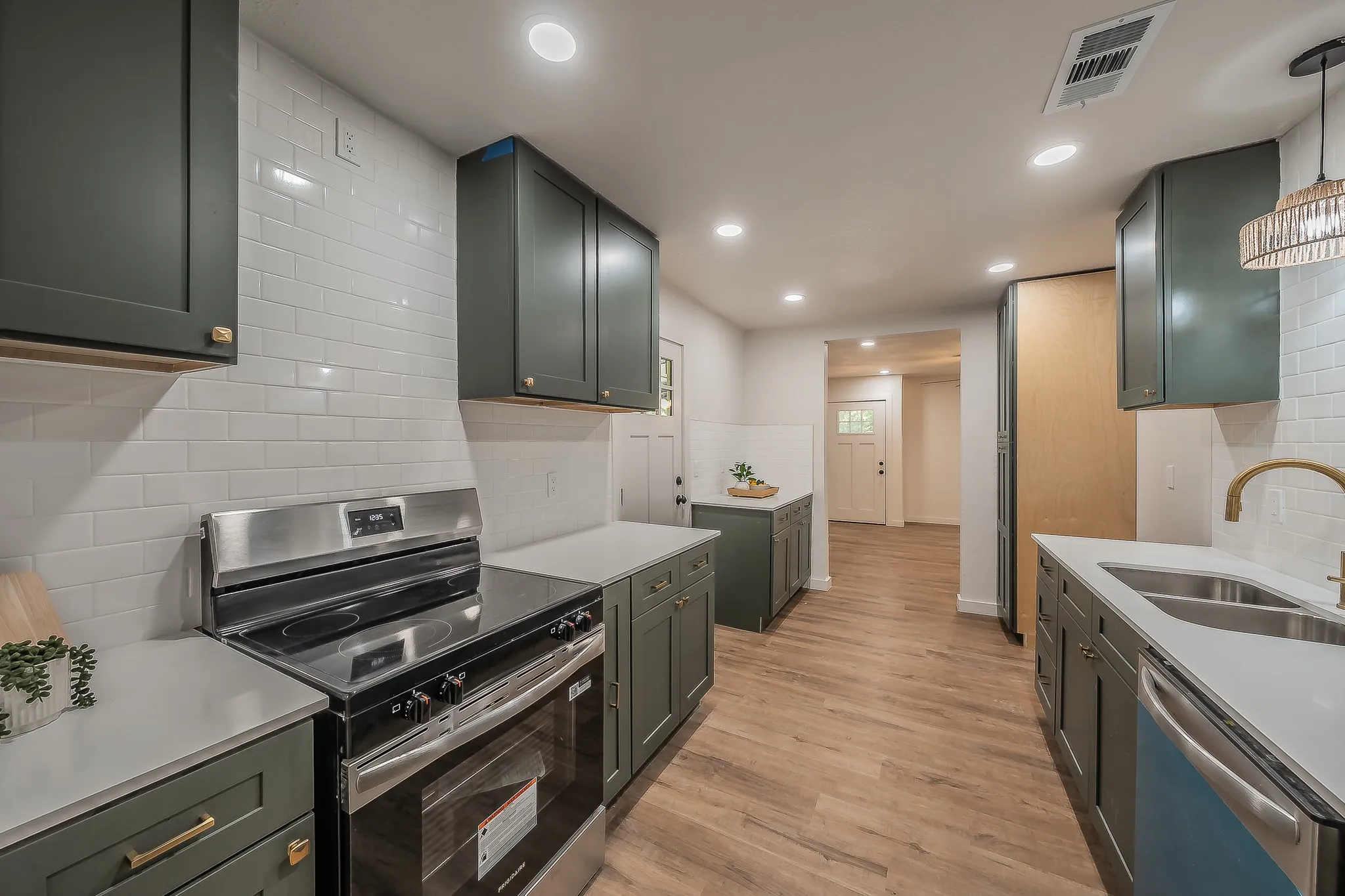 Single Family Residence For Sale in Parker County , 1228 S Brazos Street, Weatherford, Texas 76086, 3 Bedroom, 2 Bathroom, Garage spaces, 1,058 Sqft, built in 1958, mls#21410495, Real Estate Agent in Weatherford, Homes For Sale in Parker county, Homes For Sale in Weatherford, Realtor in Weatherford Texas, Real Estate Brokerage Independent Realty Texas, Luminita Cordes Realtor