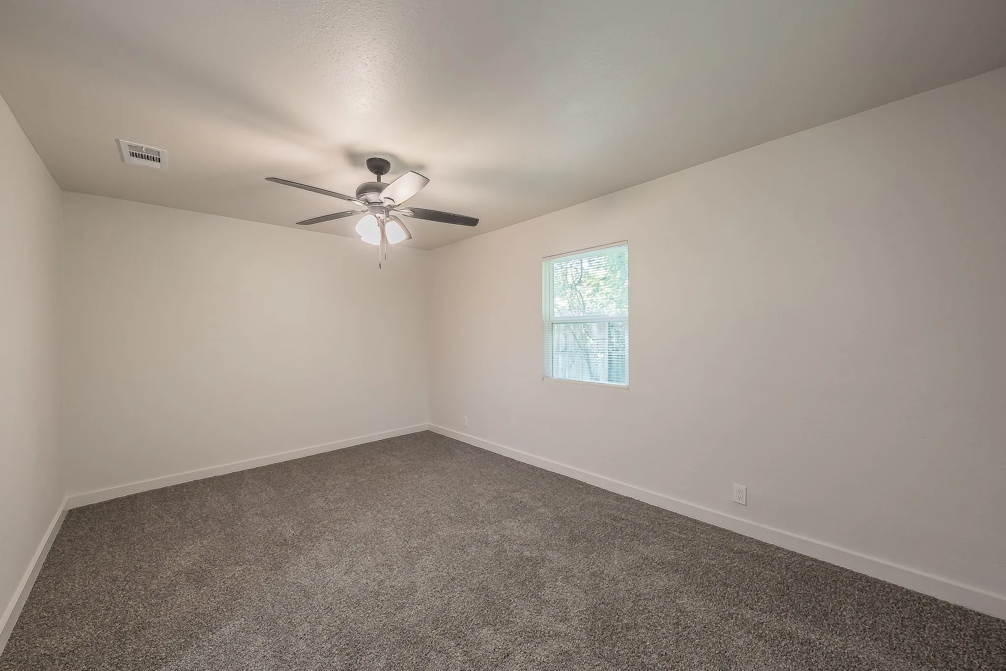 Single Family Residence For Sale in Parker County , 1228 S Brazos Street, Weatherford, Texas 76086, 3 Bedroom, 2 Bathroom, Garage spaces, 1,058 Sqft, built in 1958, mls#21410495, Real Estate Agent in Weatherford, Homes For Sale in Parker county, Homes For Sale in Weatherford, Realtor in Weatherford Texas, Real Estate Brokerage Independent Realty Texas, Luminita Cordes Realtor
