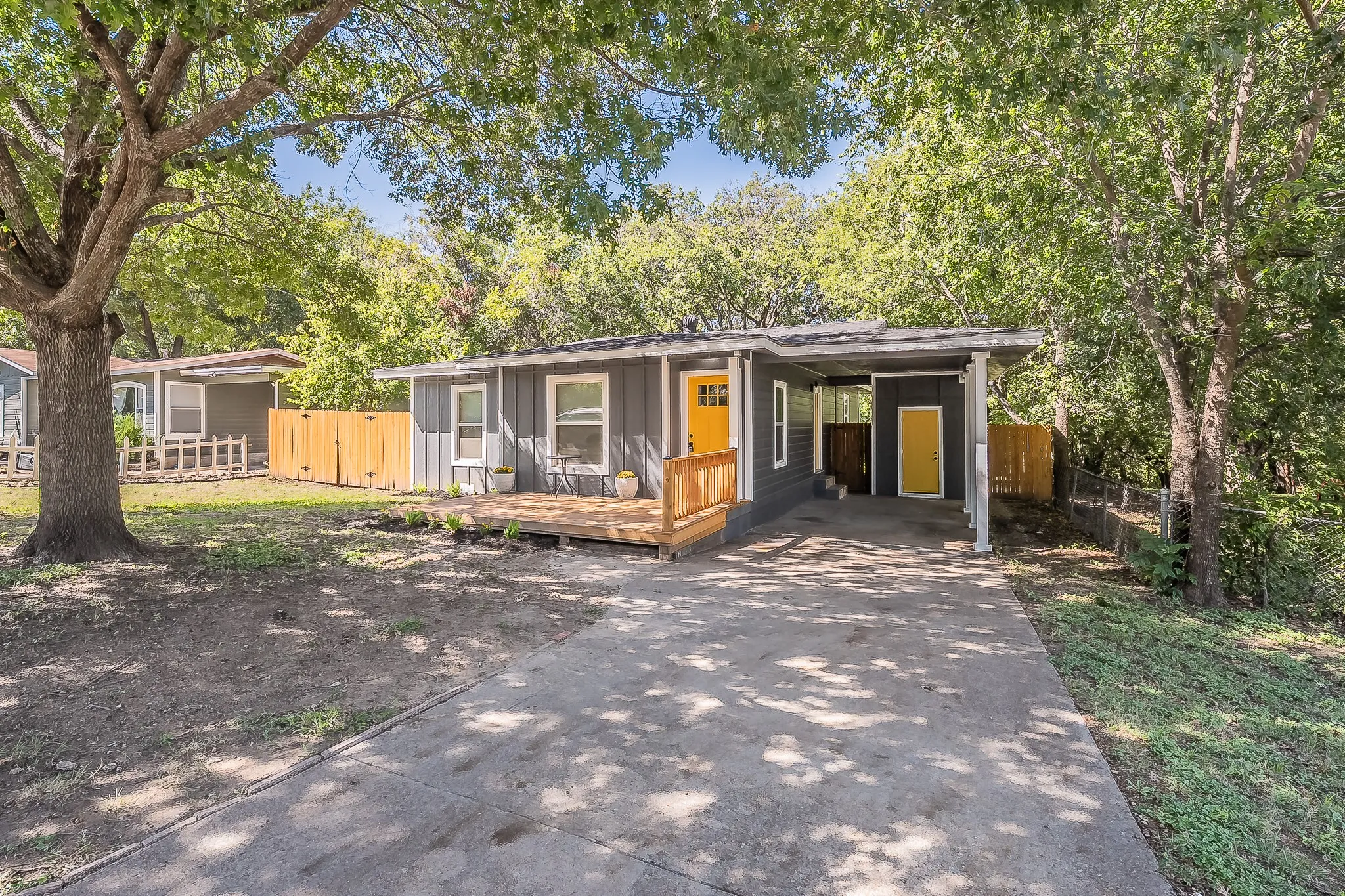 Single Family Residence For Sale in Parker County , 1228 S Brazos Street, Weatherford, Texas 76086, 3 Bedroom, 2 Bathroom, Garage spaces, 1,058 Sqft, built in 1958, mls#21410495, Real Estate Agent in Weatherford, Homes For Sale in Parker county, Homes For Sale in Weatherford, Realtor in Weatherford Texas, Real Estate Brokerage Independent Realty Texas, Luminita Cordes Realtor