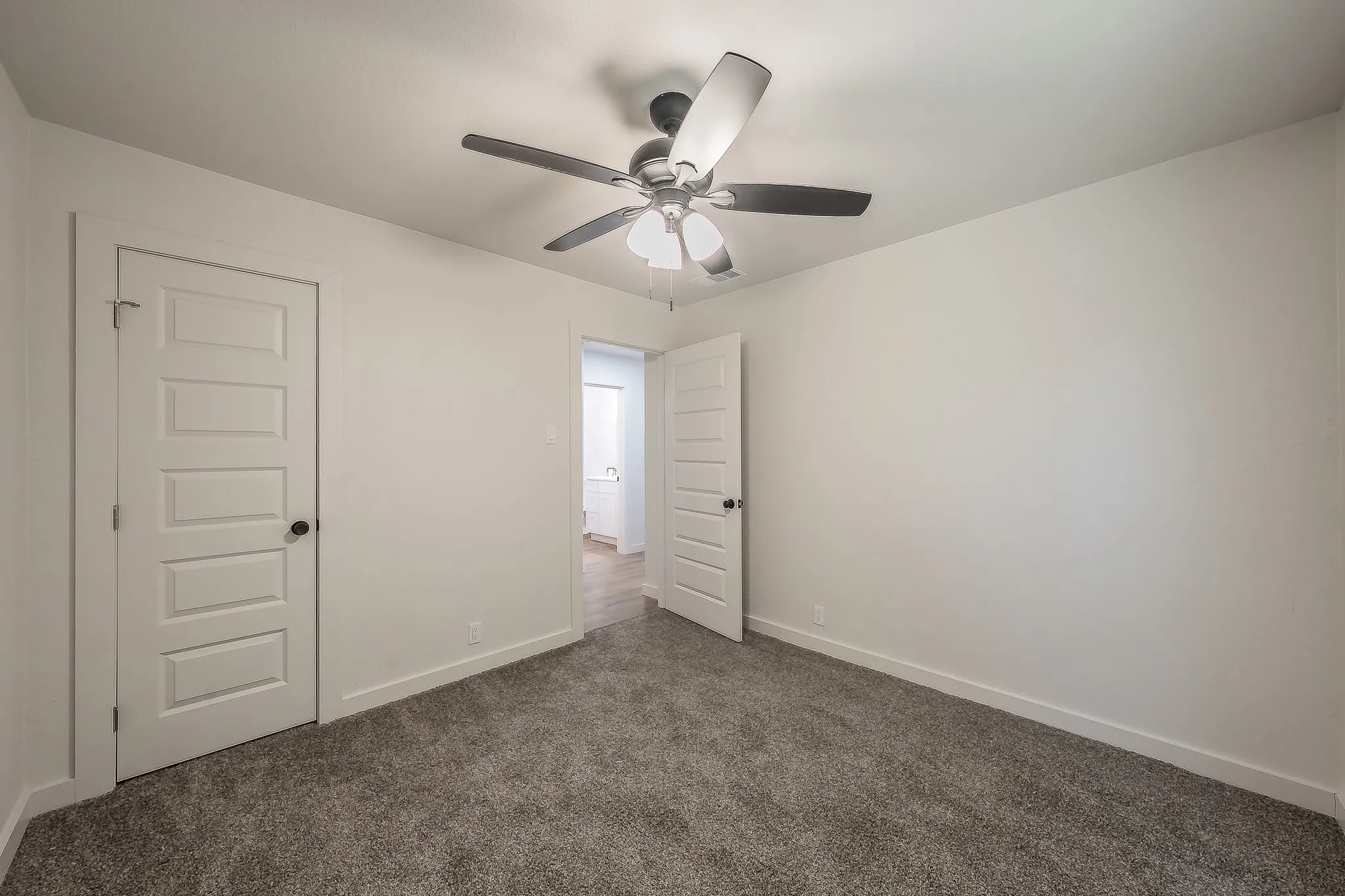 Single Family Residence For Sale in Parker County , 1228 S Brazos Street, Weatherford, Texas 76086, 3 Bedroom, 2 Bathroom, Garage spaces, 1,058 Sqft, built in 1958, mls#21410495, Real Estate Agent in Weatherford, Homes For Sale in Parker county, Homes For Sale in Weatherford, Realtor in Weatherford Texas, Real Estate Brokerage Independent Realty Texas, Luminita Cordes Realtor