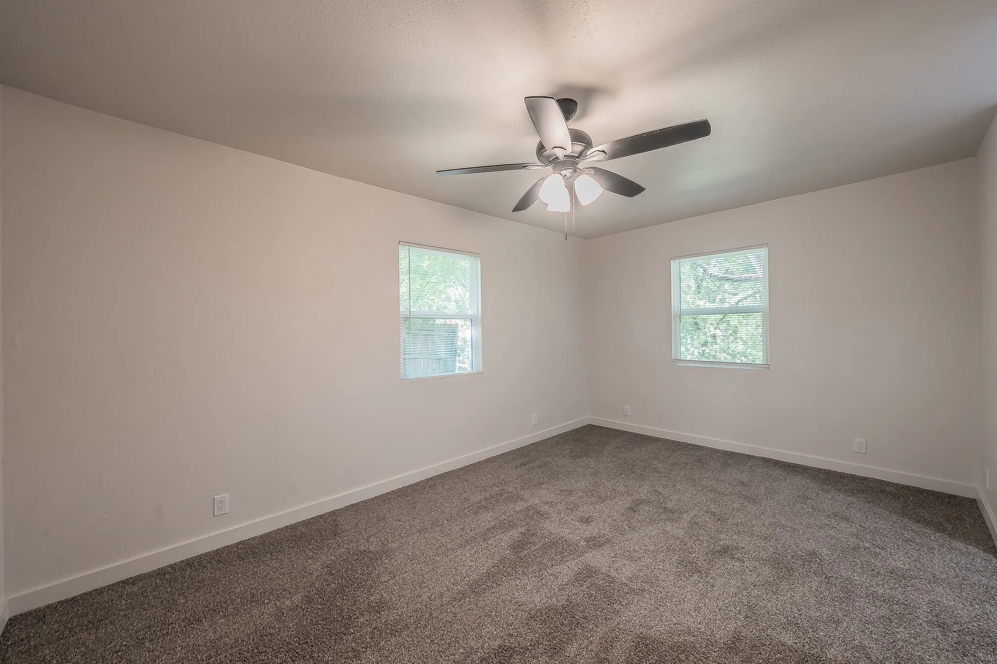 Single Family Residence For Sale in Parker County , 1228 S Brazos Street, Weatherford, Texas 76086, 3 Bedroom, 2 Bathroom, Garage spaces, 1,058 Sqft, built in 1958, mls#21410495, Real Estate Agent in Weatherford, Homes For Sale in Parker county, Homes For Sale in Weatherford, Realtor in Weatherford Texas, Real Estate Brokerage Independent Realty Texas, Luminita Cordes Realtor
