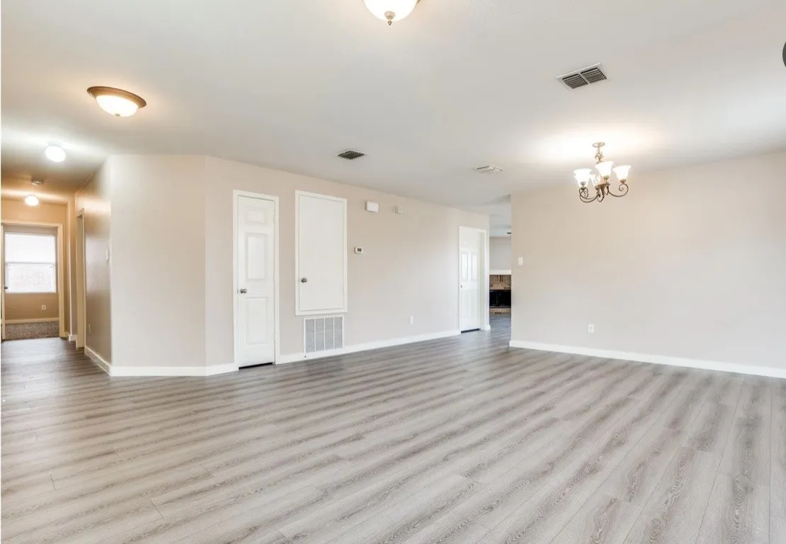 Single Family Residence For Sale in Dallas County , 1053 Cavern Drive, Mesquite, Texas 75181, 4 Bedroom, 2 Bathroom, 2 Garage spaces, 2,109 Sqft, built in 2005, mls#21411607, Real Estate Agent in Mesquite, Homes For Sale in Dallas county, Homes For Sale in Mesquite, Realtor in Mesquite Texas, Real Estate Brokerage Independent Realty Texas, Luminita Cordes Realtor