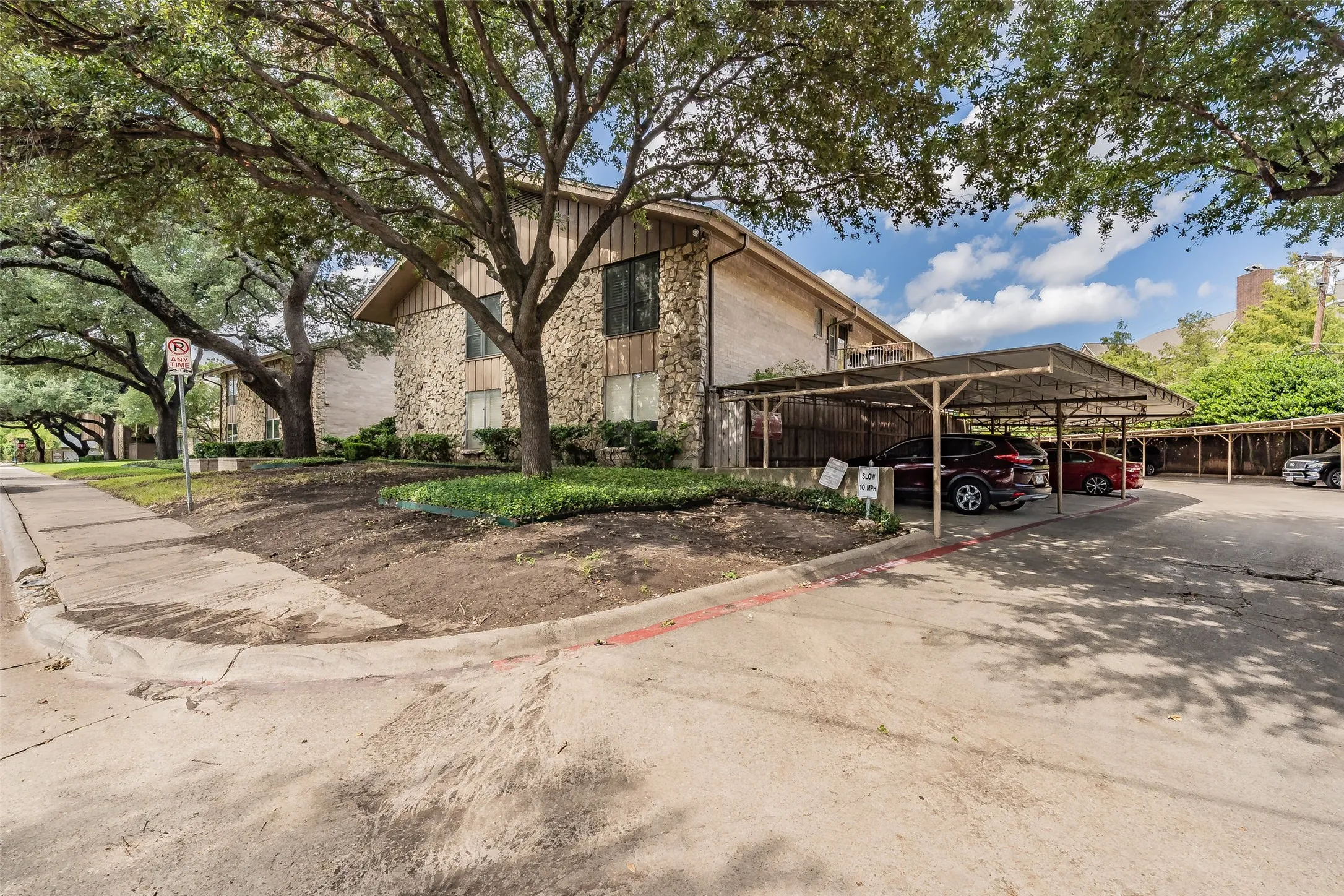Condominium For Sale in Dallas County , 11338 Park Central Place D, Dallas, Texas 75230, 2 Bedroom, 3 Bathroom, Garage spaces, 1,627 Sqft, built in 1961, mls#21411530, Real Estate Agent in Dallas, Homes For Sale in Dallas county, Homes For Sale in Dallas, Realtor in Dallas Texas, Real Estate Brokerage Independent Realty Texas, Luminita Cordes Realtor