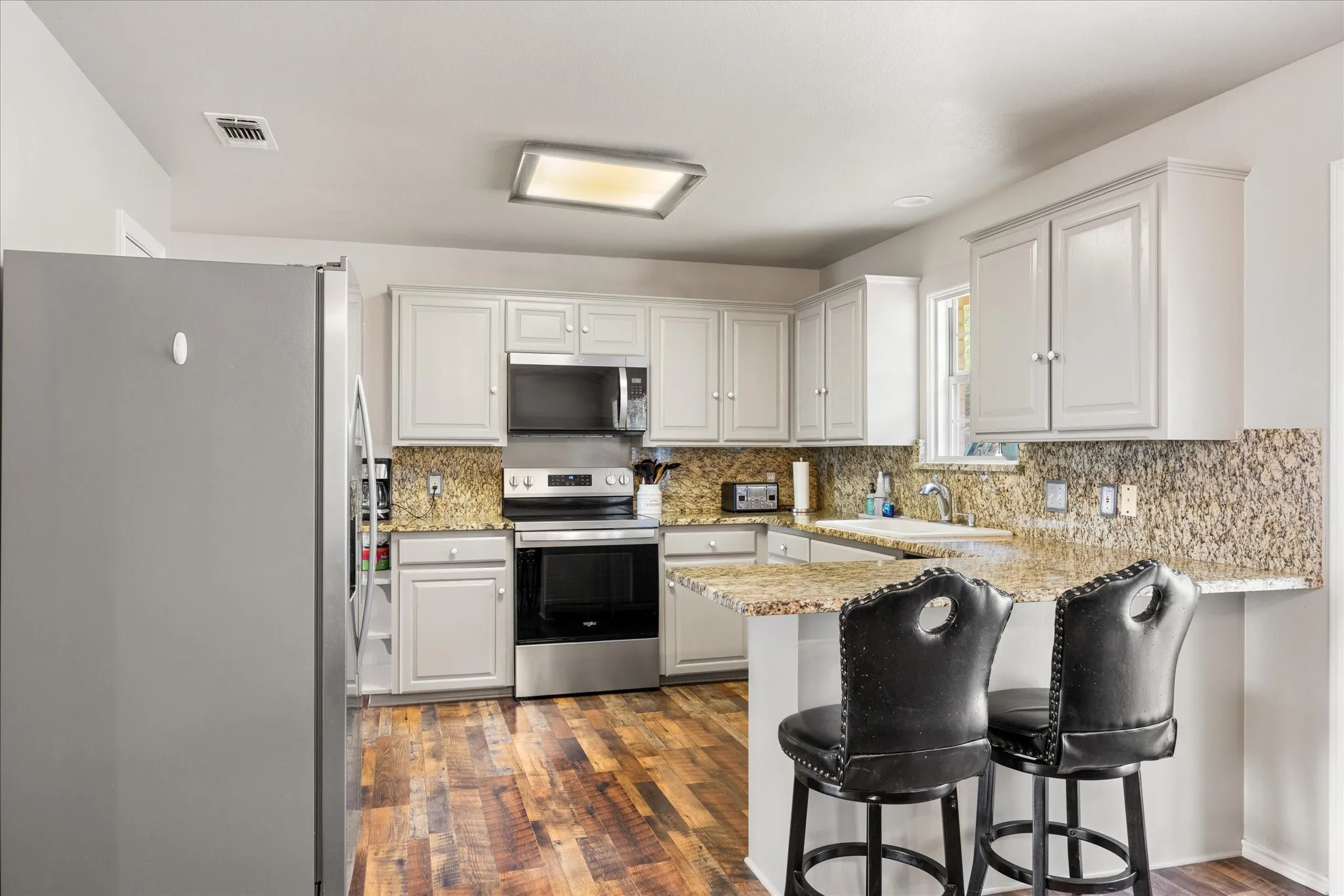peninsula with breakfast bar