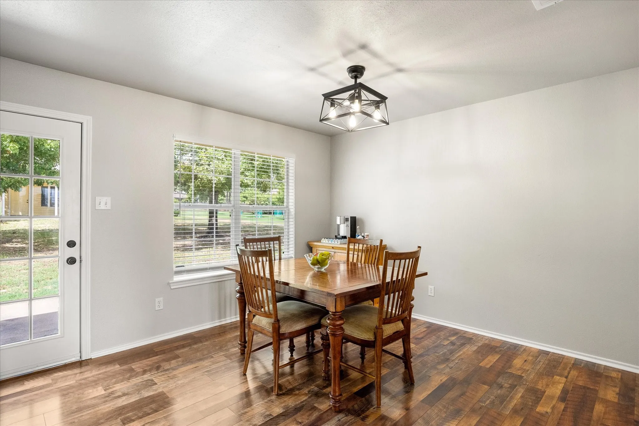 Single Family Residence For Sale in Hood County , 3708 Indian Creek Trail, Granbury, Texas 76049, 3 Bedroom, 2 Bathroom, 2 Garage spaces, 1,645 Sqft, built in 1997, mls#21408122, Real Estate Agent in Granbury, Homes For Sale in Hood county, Homes For Sale in Granbury, Realtor in Granbury Texas, Real Estate Brokerage Independent Realty Texas, Luminita Cordes Realtor