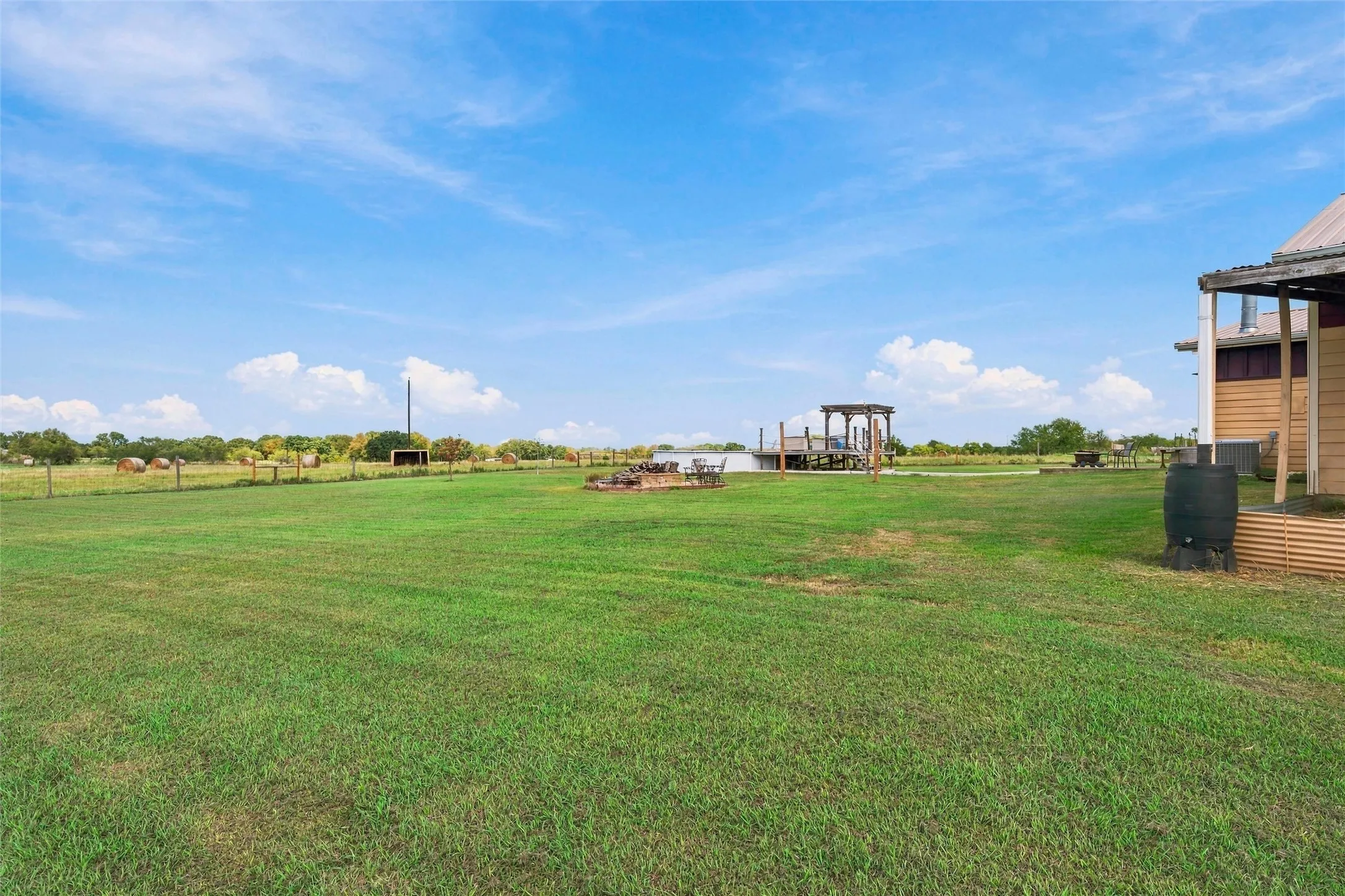 Single Family Residence For Sale in Hill County , 3200 NW 4th, Hubbard, Texas 76648, 3 Bedroom, 2 Bathroom, 2 Garage spaces, 2,279 Sqft, built in 2009, mls#21408059, Real Estate Agent in Hubbard, Homes For Sale in Hill county, Homes For Sale in Hubbard, Realtor in Hubbard Texas, Real Estate Brokerage Independent Realty Texas, Luminita Cordes Realtor