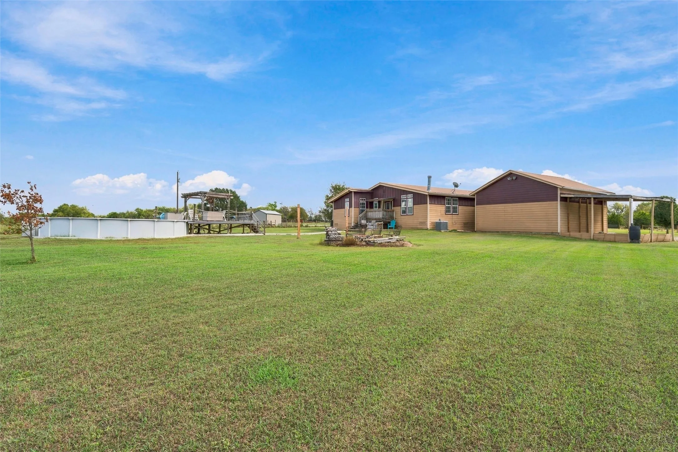 Single Family Residence For Sale in Hill County , 3200 NW 4th, Hubbard, Texas 76648, 3 Bedroom, 2 Bathroom, 2 Garage spaces, 2,279 Sqft, built in 2009, mls#21408059, Real Estate Agent in Hubbard, Homes For Sale in Hill county, Homes For Sale in Hubbard, Realtor in Hubbard Texas, Real Estate Brokerage Independent Realty Texas, Luminita Cordes Realtor
