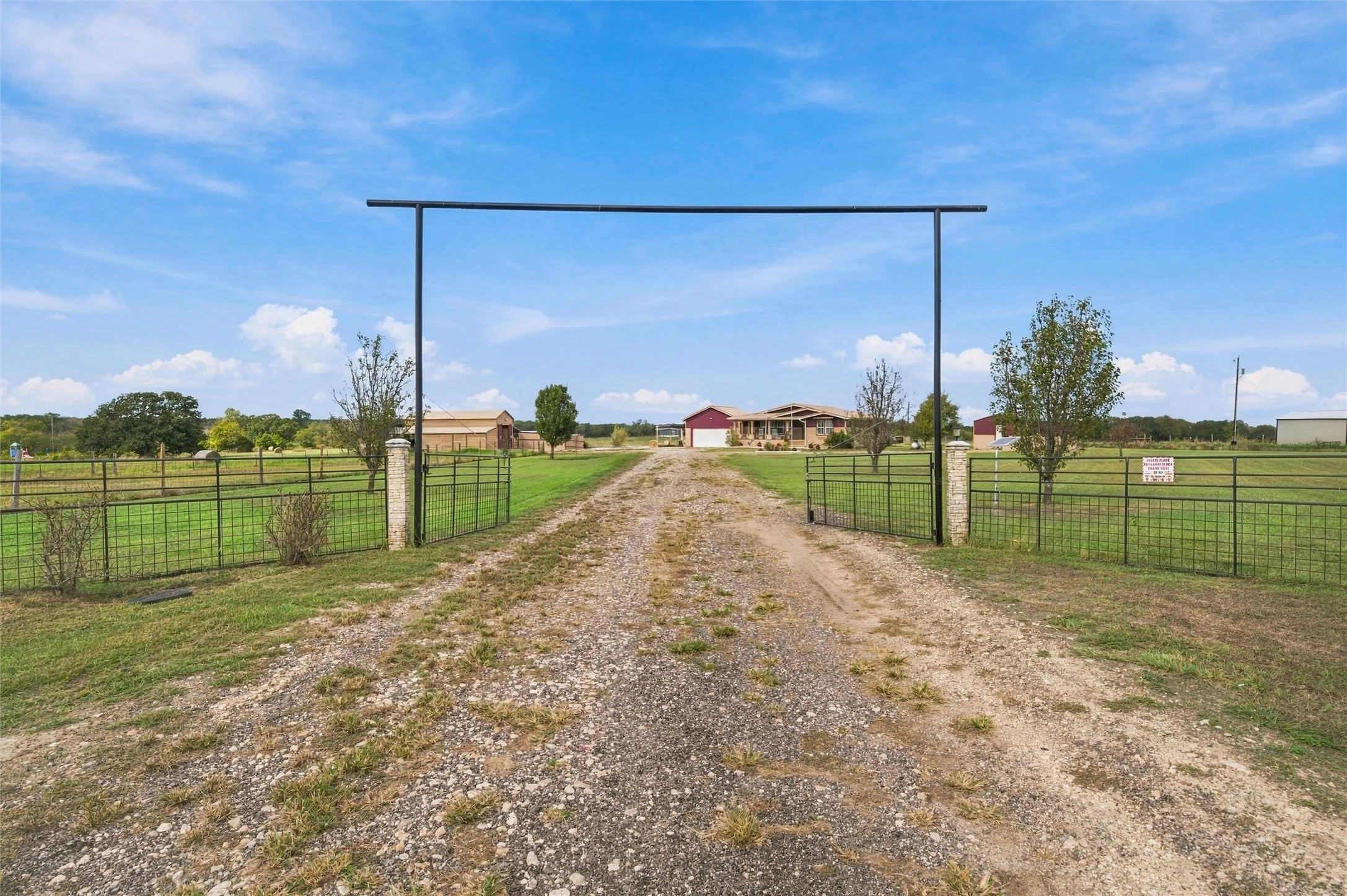 Single Family Residence For Sale in Hill County , 3200 NW 4th, Hubbard, Texas 76648, 3 Bedroom, 2 Bathroom, 2 Garage spaces, 2,279 Sqft, built in 2009, mls#21408059, Real Estate Agent in Hubbard, Homes For Sale in Hill county, Homes For Sale in Hubbard, Realtor in Hubbard Texas, Real Estate Brokerage Independent Realty Texas, Luminita Cordes Realtor