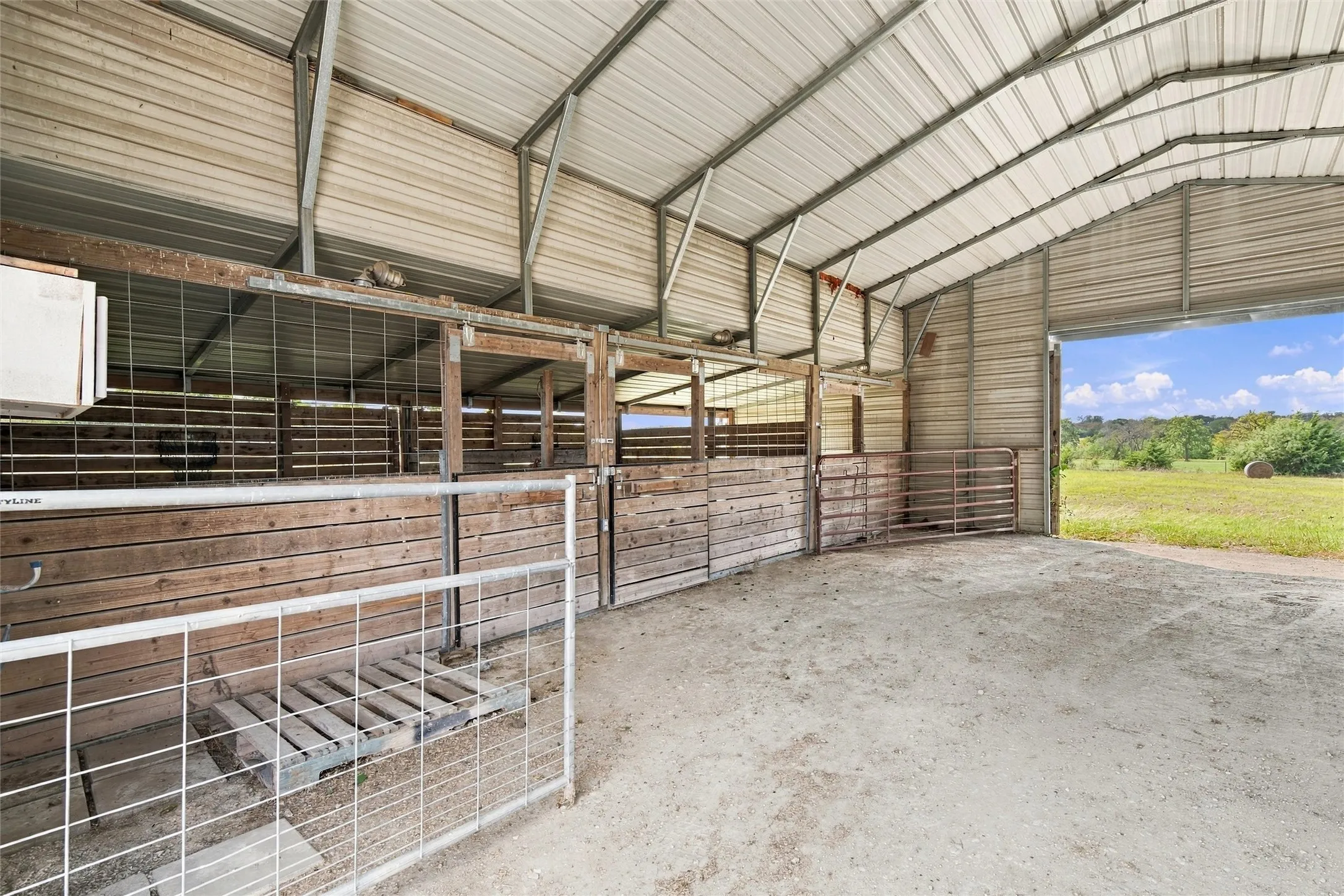 Single Family Residence For Sale in Hill County , 3200 NW 4th, Hubbard, Texas 76648, 3 Bedroom, 2 Bathroom, 2 Garage spaces, 2,279 Sqft, built in 2009, mls#21408059, Real Estate Agent in Hubbard, Homes For Sale in Hill county, Homes For Sale in Hubbard, Realtor in Hubbard Texas, Real Estate Brokerage Independent Realty Texas, Luminita Cordes Realtor