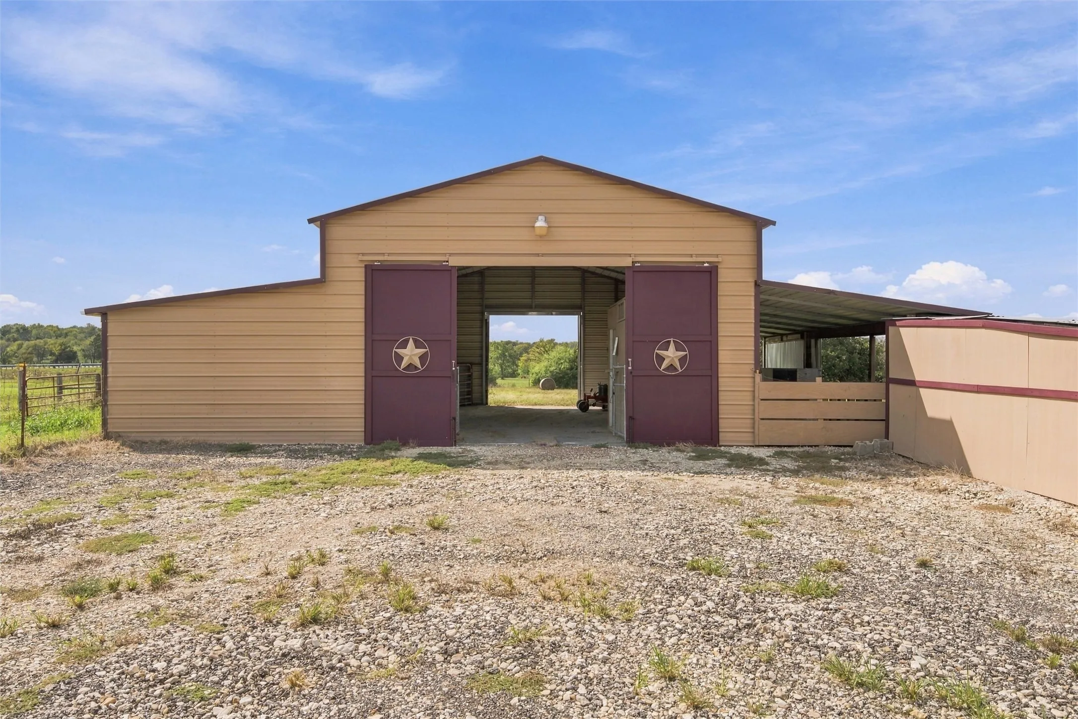 Single Family Residence For Sale in Hill County , 3200 NW 4th, Hubbard, Texas 76648, 3 Bedroom, 2 Bathroom, 2 Garage spaces, 2,279 Sqft, built in 2009, mls#21408059, Real Estate Agent in Hubbard, Homes For Sale in Hill county, Homes For Sale in Hubbard, Realtor in Hubbard Texas, Real Estate Brokerage Independent Realty Texas, Luminita Cordes Realtor