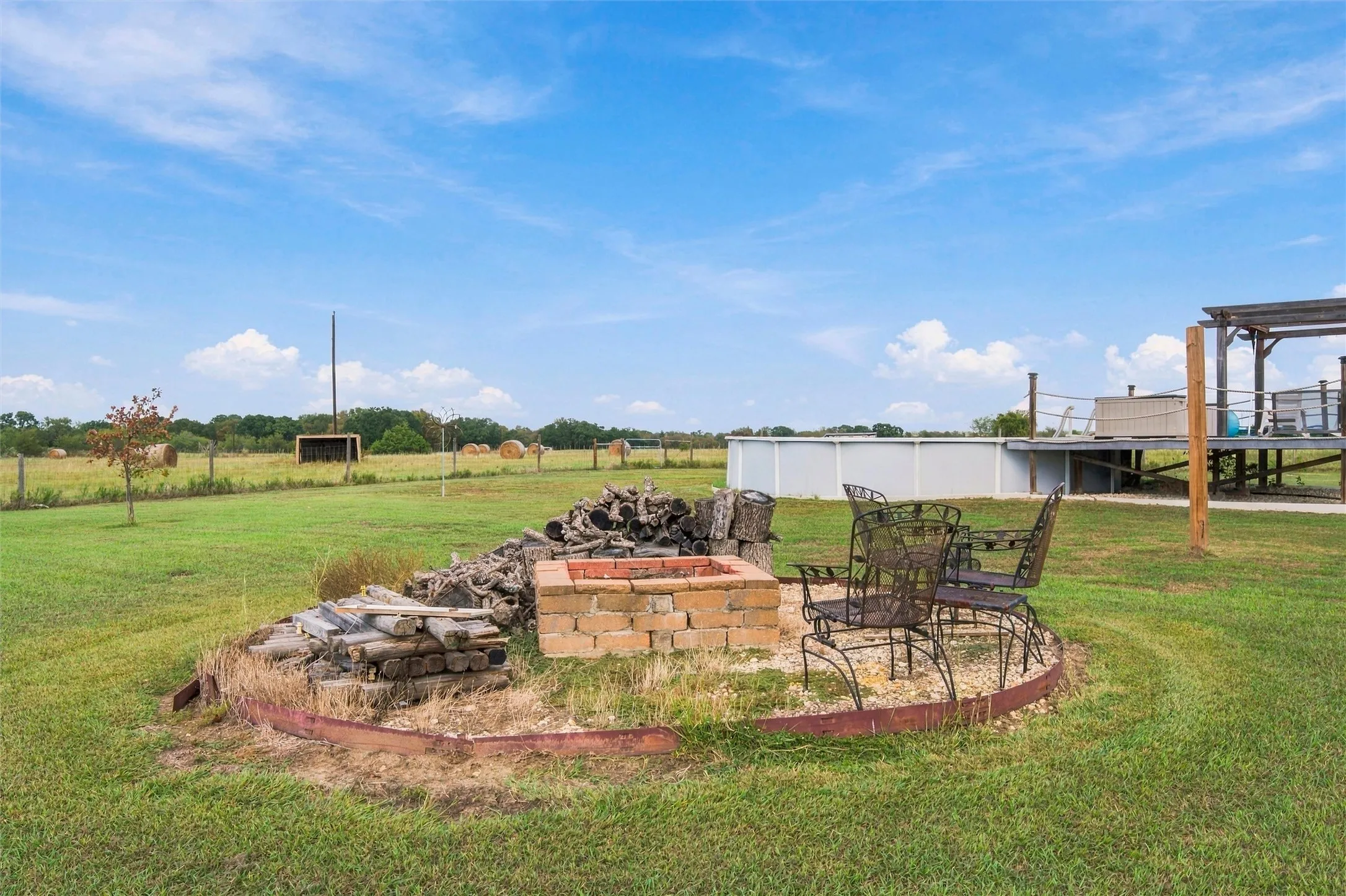 Single Family Residence For Sale in Hill County , 3200 NW 4th, Hubbard, Texas 76648, 3 Bedroom, 2 Bathroom, 2 Garage spaces, 2,279 Sqft, built in 2009, mls#21408059, Real Estate Agent in Hubbard, Homes For Sale in Hill county, Homes For Sale in Hubbard, Realtor in Hubbard Texas, Real Estate Brokerage Independent Realty Texas, Luminita Cordes Realtor