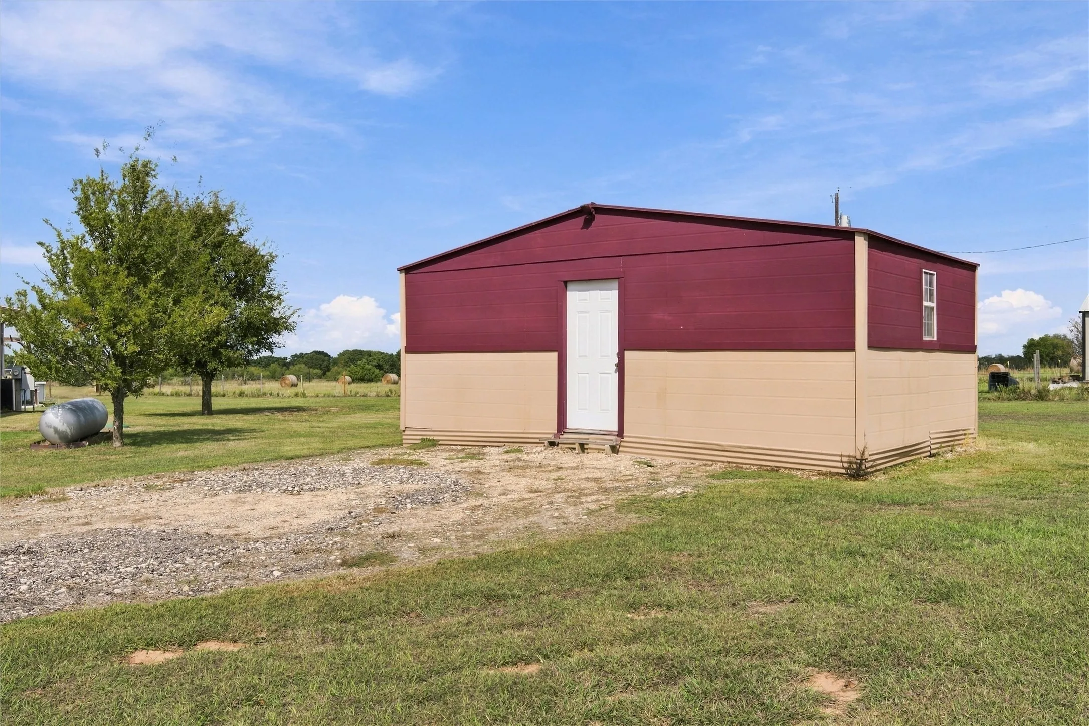 Single Family Residence For Sale in Hill County , 3200 NW 4th, Hubbard, Texas 76648, 3 Bedroom, 2 Bathroom, 2 Garage spaces, 2,279 Sqft, built in 2009, mls#21408059, Real Estate Agent in Hubbard, Homes For Sale in Hill county, Homes For Sale in Hubbard, Realtor in Hubbard Texas, Real Estate Brokerage Independent Realty Texas, Luminita Cordes Realtor