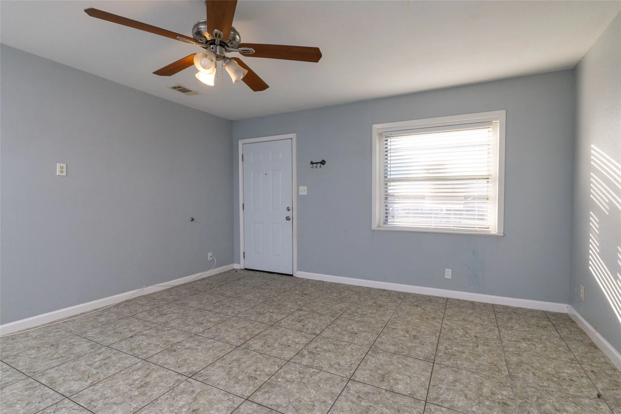 Single Family Residence For Sale in Tarrant County , 7109 Dogwood Park Drive, Richland Hills, Texas 76118, 2 Bedroom, 1 Bathroom, 1 Garage spaces, 1,041 Sqft, built in 1952, mls#21405575, Real Estate Agent in Richland Hills, Homes For Sale in Tarrant county, Homes For Sale in Richland Hills, Realtor in Richland Hills Texas, Real Estate Brokerage Independent Realty Texas, Luminita Cordes Realtor