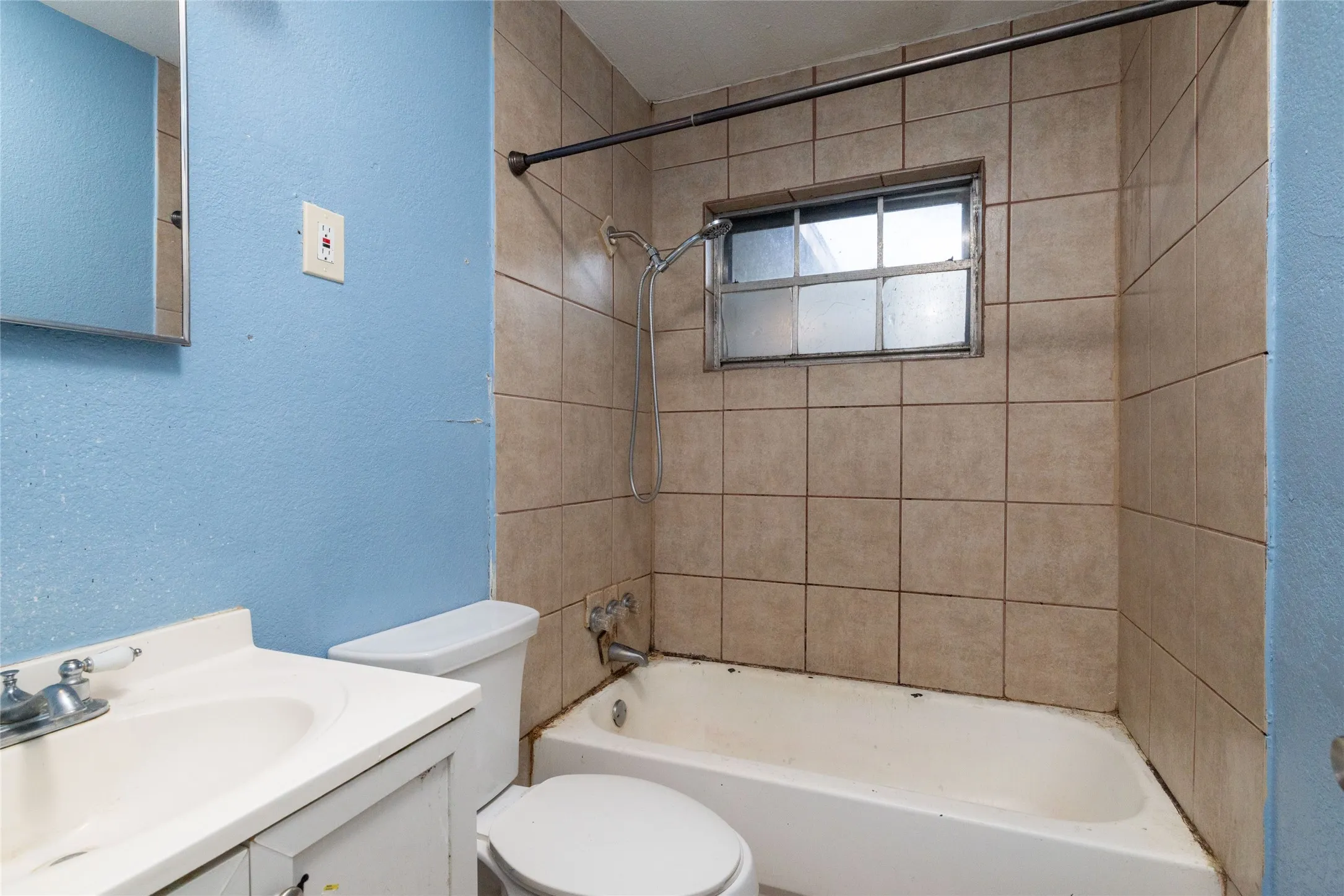Single Family Residence For Sale in Tarrant County , 7109 Dogwood Park Drive, Richland Hills, Texas 76118, 2 Bedroom, 1 Bathroom, 1 Garage spaces, 1,041 Sqft, built in 1952, mls#21405575, Real Estate Agent in Richland Hills, Homes For Sale in Tarrant county, Homes For Sale in Richland Hills, Realtor in Richland Hills Texas, Real Estate Brokerage Independent Realty Texas, Luminita Cordes Realtor