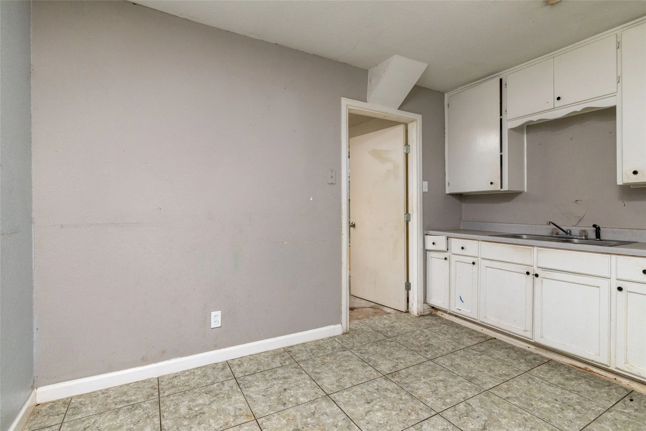 Single Family Residence For Sale in Tarrant County , 7109 Dogwood Park Drive, Richland Hills, Texas 76118, 2 Bedroom, 1 Bathroom, 1 Garage spaces, 1,041 Sqft, built in 1952, mls#21405575, Real Estate Agent in Richland Hills, Homes For Sale in Tarrant county, Homes For Sale in Richland Hills, Realtor in Richland Hills Texas, Real Estate Brokerage Independent Realty Texas, Luminita Cordes Realtor