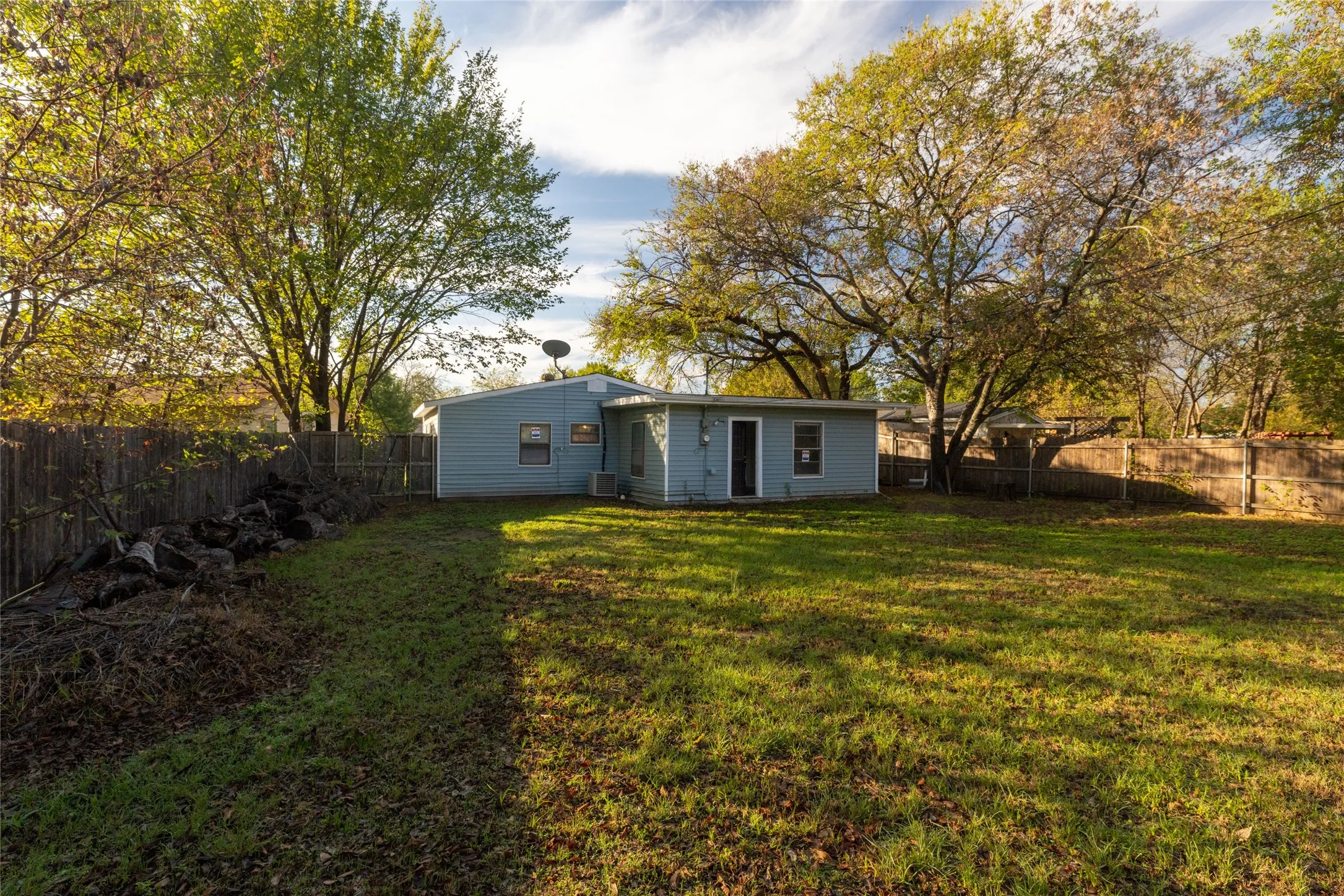 Single Family Residence For Sale in Tarrant County , 7109 Dogwood Park Drive, Richland Hills, Texas 76118, 2 Bedroom, 1 Bathroom, 1 Garage spaces, 1,041 Sqft, built in 1952, mls#21405575, Real Estate Agent in Richland Hills, Homes For Sale in Tarrant county, Homes For Sale in Richland Hills, Realtor in Richland Hills Texas, Real Estate Brokerage Independent Realty Texas, Luminita Cordes Realtor