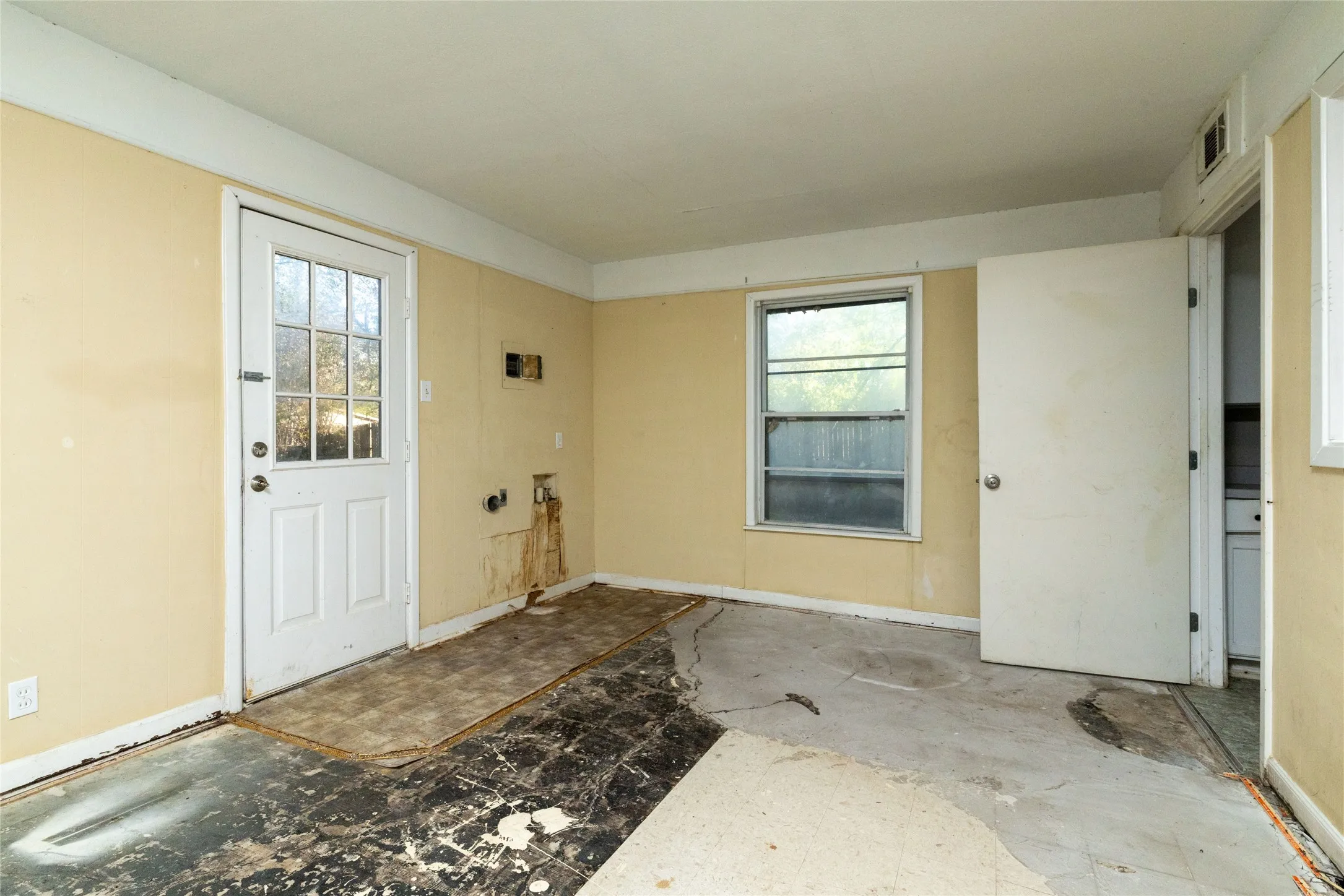 Single Family Residence For Sale in Tarrant County , 7109 Dogwood Park Drive, Richland Hills, Texas 76118, 2 Bedroom, 1 Bathroom, 1 Garage spaces, 1,041 Sqft, built in 1952, mls#21405575, Real Estate Agent in Richland Hills, Homes For Sale in Tarrant county, Homes For Sale in Richland Hills, Realtor in Richland Hills Texas, Real Estate Brokerage Independent Realty Texas, Luminita Cordes Realtor