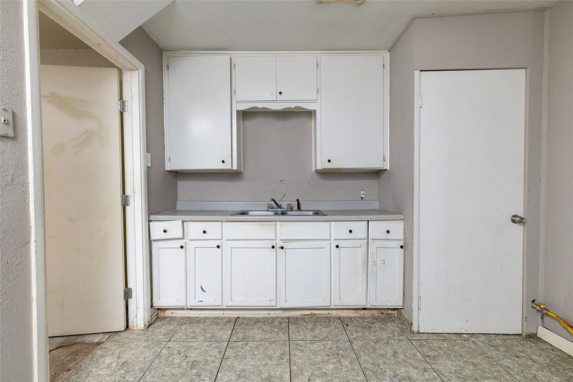 Single Family Residence For Sale in Tarrant County , 7109 Dogwood Park Drive, Richland Hills, Texas 76118, 2 Bedroom, 1 Bathroom, 1 Garage spaces, 1,041 Sqft, built in 1952, mls#21405575, Real Estate Agent in Richland Hills, Homes For Sale in Tarrant county, Homes For Sale in Richland Hills, Realtor in Richland Hills Texas, Real Estate Brokerage Independent Realty Texas, Luminita Cordes Realtor