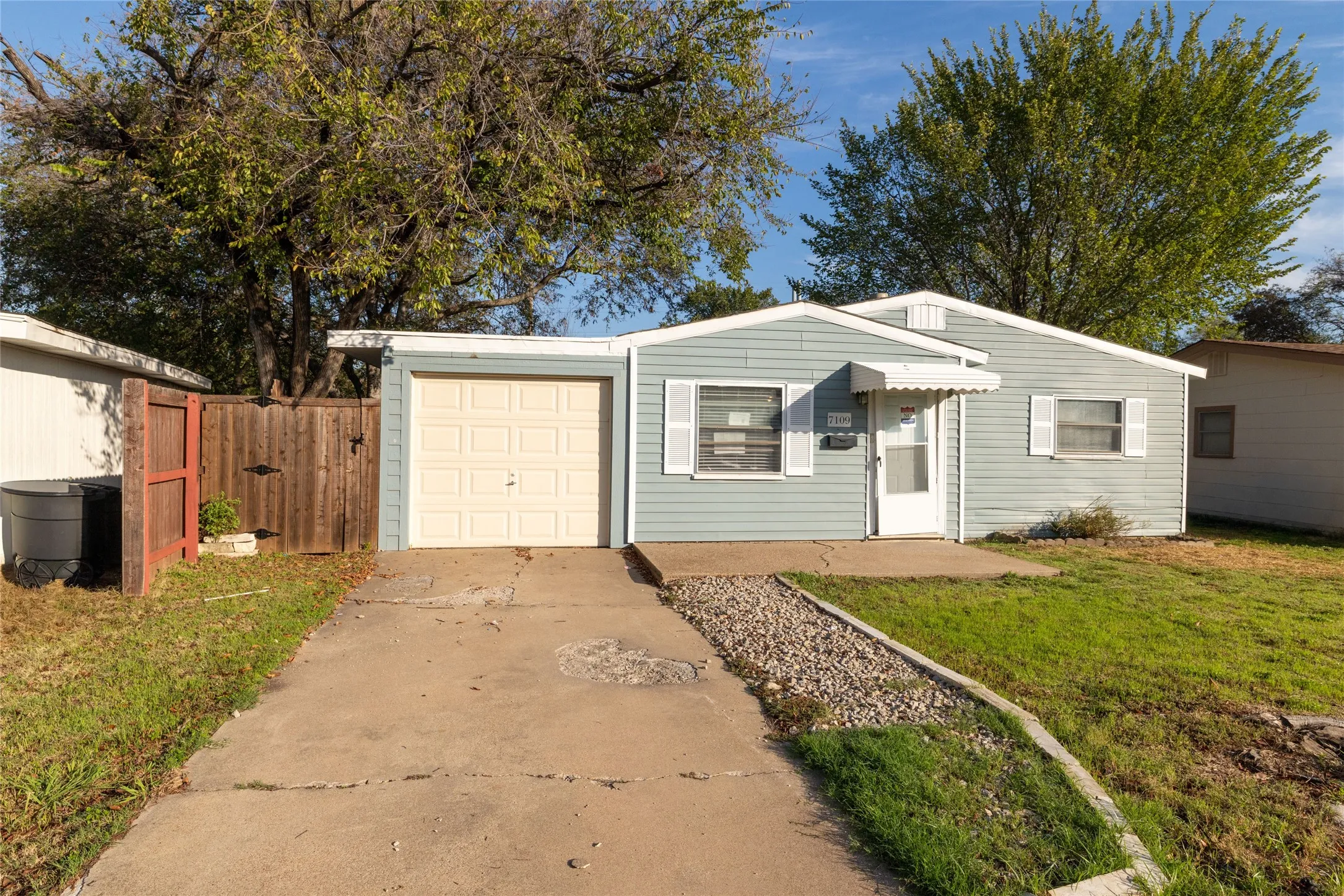 Single Family Residence For Sale in Tarrant County , 7109 Dogwood Park Drive, Richland Hills, Texas 76118, 2 Bedroom, 1 Bathroom, 1 Garage spaces, 1,041 Sqft, built in 1952, mls#21405575, Real Estate Agent in Richland Hills, Homes For Sale in Tarrant county, Homes For Sale in Richland Hills, Realtor in Richland Hills Texas, Real Estate Brokerage Independent Realty Texas, Luminita Cordes Realtor