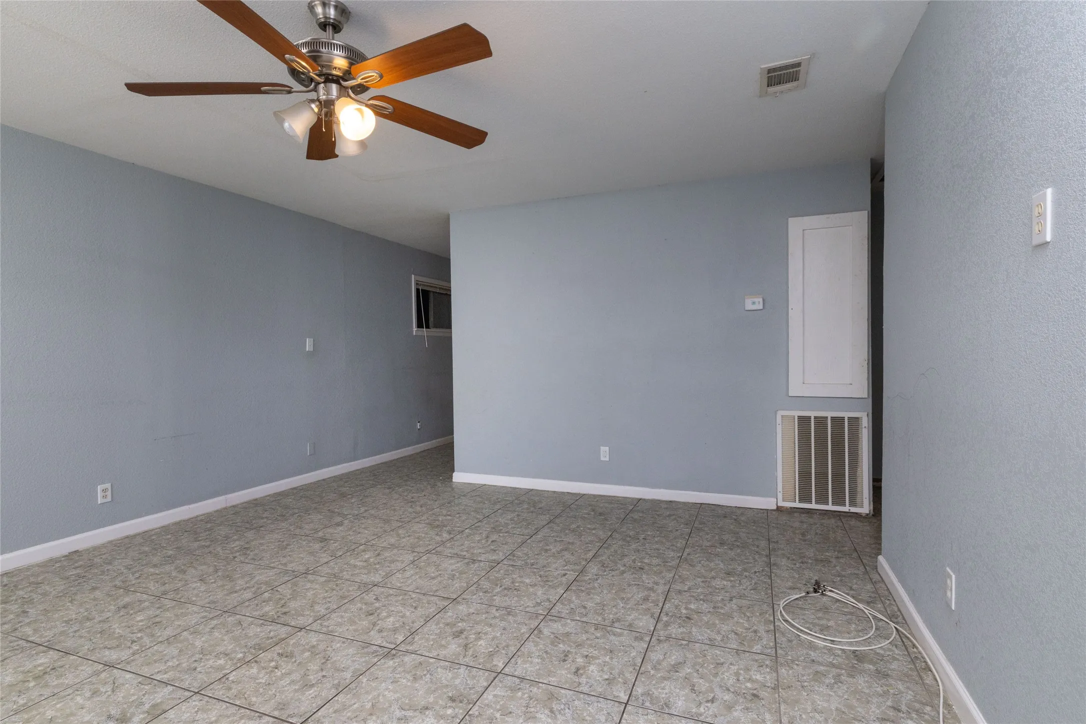 Single Family Residence For Sale in Tarrant County , 7109 Dogwood Park Drive, Richland Hills, Texas 76118, 2 Bedroom, 1 Bathroom, 1 Garage spaces, 1,041 Sqft, built in 1952, mls#21405575, Real Estate Agent in Richland Hills, Homes For Sale in Tarrant county, Homes For Sale in Richland Hills, Realtor in Richland Hills Texas, Real Estate Brokerage Independent Realty Texas, Luminita Cordes Realtor