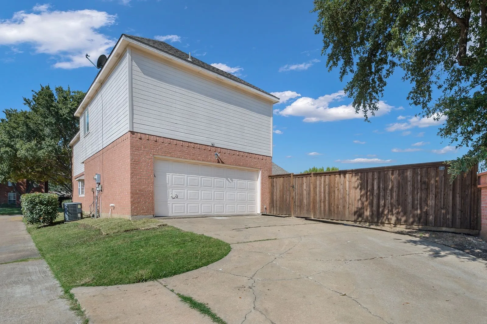 Single Family Residence For Sale in Dallas County , 9612 E Oaks Lane, Irving, Texas 75063, 4 Bedroom, 3 Bathroom, 2 Garage spaces, 3,063 Sqft, built in 1995, mls#21405123, Real Estate Agent in Irving, Homes For Sale in Dallas county, Homes For Sale in Irving, Realtor in Irving Texas, Real Estate Brokerage Independent Realty Texas, Luminita Cordes Realtor