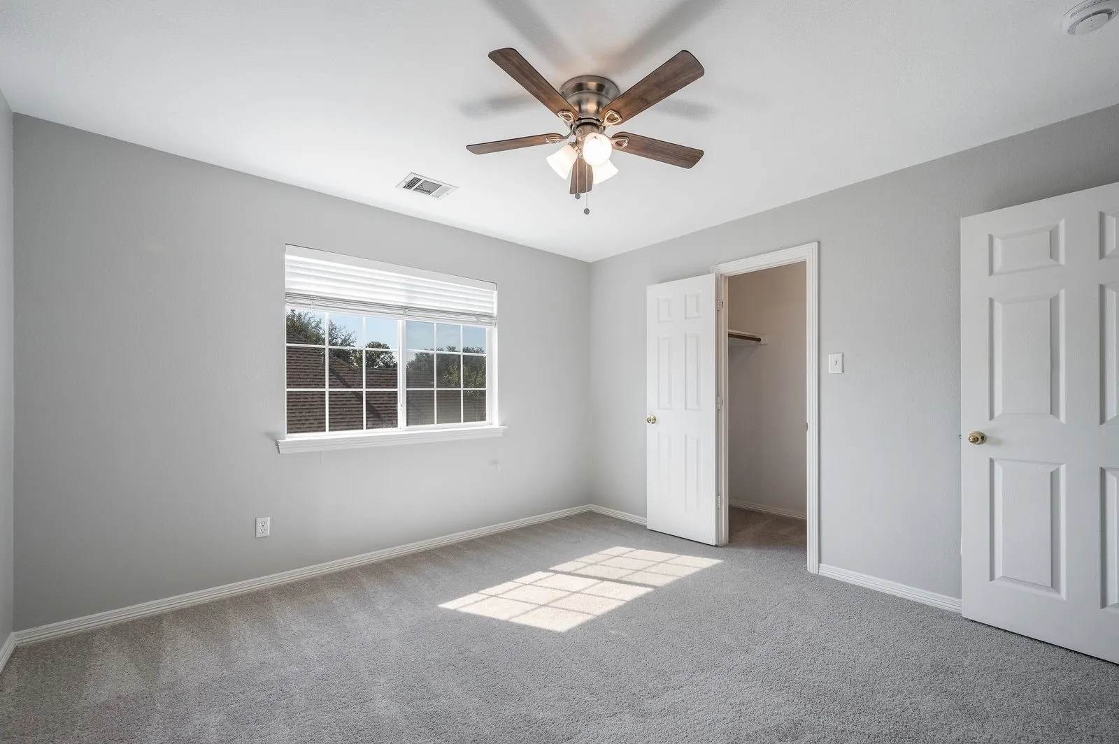Single Family Residence For Sale in Dallas County , 9612 E Oaks Lane, Irving, Texas 75063, 4 Bedroom, 3 Bathroom, 2 Garage spaces, 3,063 Sqft, built in 1995, mls#21405123, Real Estate Agent in Irving, Homes For Sale in Dallas county, Homes For Sale in Irving, Realtor in Irving Texas, Real Estate Brokerage Independent Realty Texas, Luminita Cordes Realtor