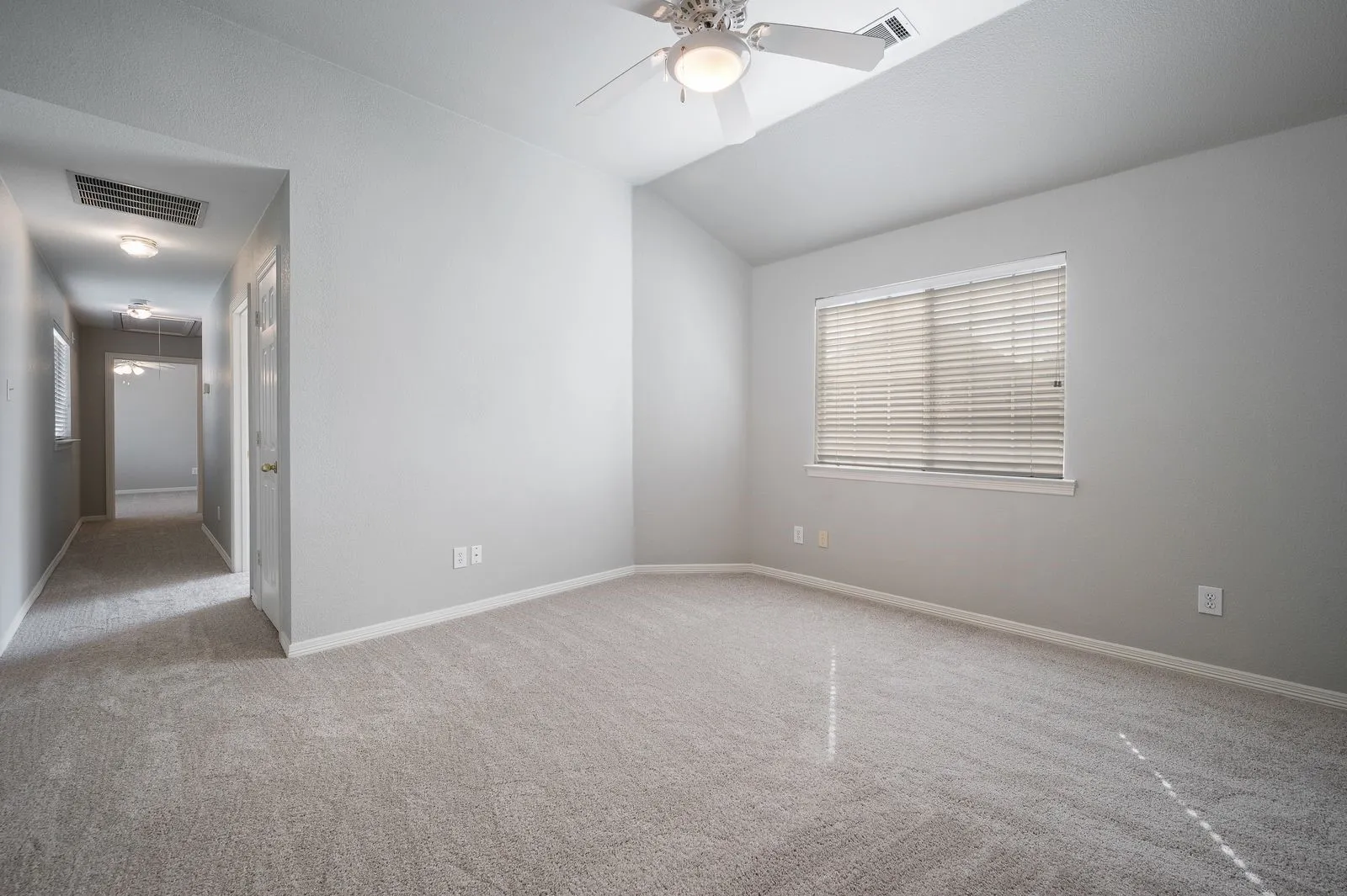 Single Family Residence For Sale in Dallas County , 9612 E Oaks Lane, Irving, Texas 75063, 4 Bedroom, 3 Bathroom, 2 Garage spaces, 3,063 Sqft, built in 1995, mls#21405123, Real Estate Agent in Irving, Homes For Sale in Dallas county, Homes For Sale in Irving, Realtor in Irving Texas, Real Estate Brokerage Independent Realty Texas, Luminita Cordes Realtor
