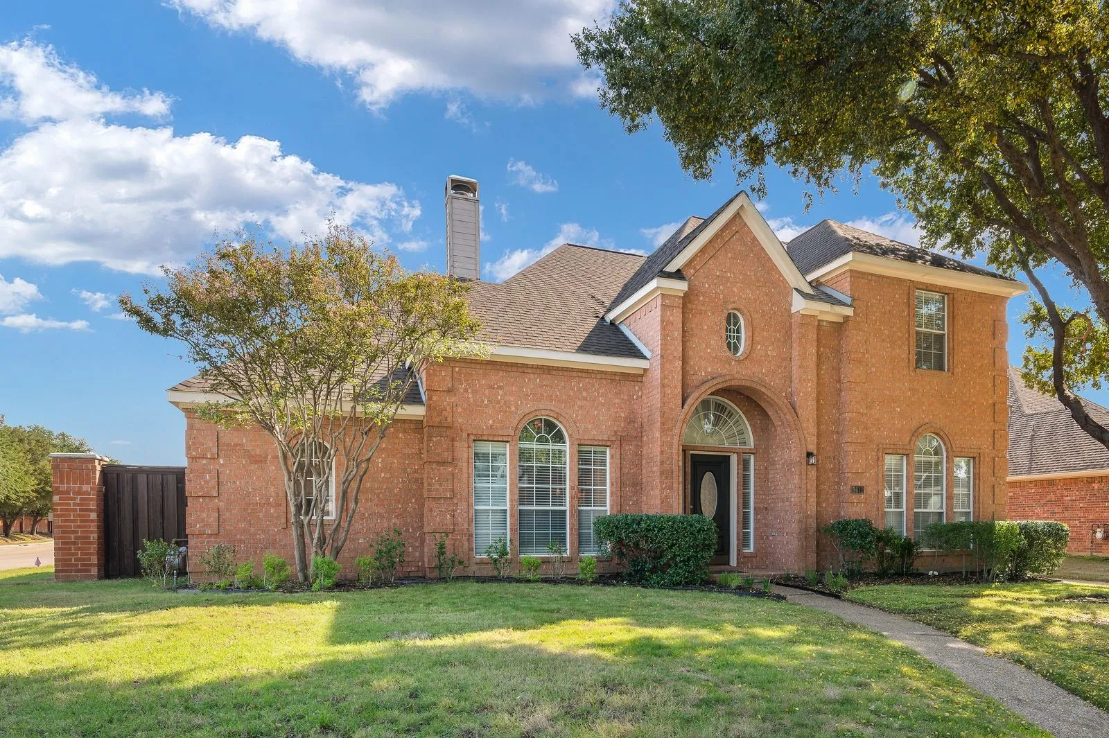 Single Family Residence For Sale in Dallas County , 9612 E Oaks Lane, Irving, Texas 75063, 4 Bedroom, 3 Bathroom, 2 Garage spaces, 3,063 Sqft, built in 1995, mls#21405123, Real Estate Agent in Irving, Homes For Sale in Dallas county, Homes For Sale in Irving, Realtor in Irving Texas, Real Estate Brokerage Independent Realty Texas, Luminita Cordes Realtor