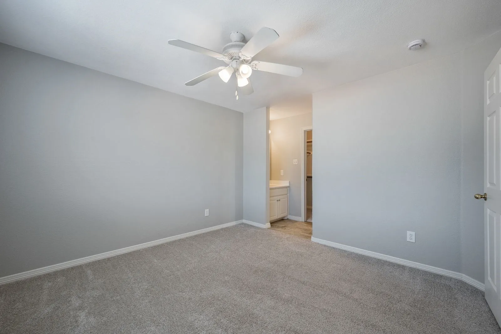 Single Family Residence For Sale in Dallas County , 9612 E Oaks Lane, Irving, Texas 75063, 4 Bedroom, 3 Bathroom, 2 Garage spaces, 3,063 Sqft, built in 1995, mls#21405123, Real Estate Agent in Irving, Homes For Sale in Dallas county, Homes For Sale in Irving, Realtor in Irving Texas, Real Estate Brokerage Independent Realty Texas, Luminita Cordes Realtor