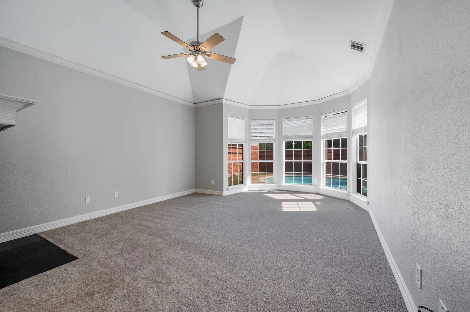 Single Family Residence For Sale in Dallas County , 9612 E Oaks Lane, Irving, Texas 75063, 4 Bedroom, 3 Bathroom, 2 Garage spaces, 3,063 Sqft, built in 1995, mls#21405123, Real Estate Agent in Irving, Homes For Sale in Dallas county, Homes For Sale in Irving, Realtor in Irving Texas, Real Estate Brokerage Independent Realty Texas, Luminita Cordes Realtor