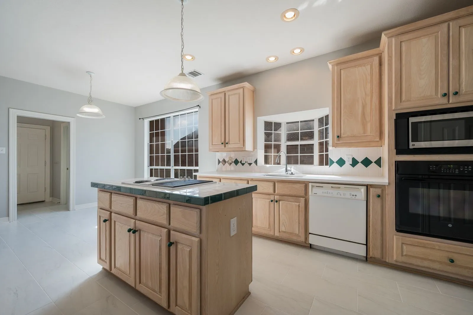Single Family Residence For Sale in Dallas County , 9612 E Oaks Lane, Irving, Texas 75063, 4 Bedroom, 3 Bathroom, 2 Garage spaces, 3,063 Sqft, built in 1995, mls#21405123, Real Estate Agent in Irving, Homes For Sale in Dallas county, Homes For Sale in Irving, Realtor in Irving Texas, Real Estate Brokerage Independent Realty Texas, Luminita Cordes Realtor