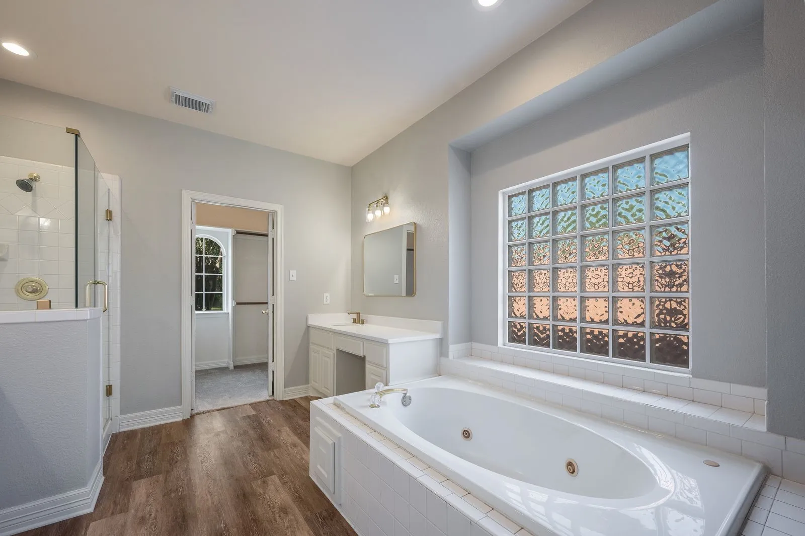Single Family Residence For Sale in Dallas County , 9612 E Oaks Lane, Irving, Texas 75063, 4 Bedroom, 3 Bathroom, 2 Garage spaces, 3,063 Sqft, built in 1995, mls#21405123, Real Estate Agent in Irving, Homes For Sale in Dallas county, Homes For Sale in Irving, Realtor in Irving Texas, Real Estate Brokerage Independent Realty Texas, Luminita Cordes Realtor
