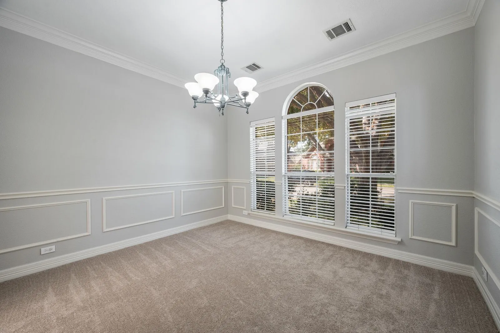 Single Family Residence For Sale in Dallas County , 9612 E Oaks Lane, Irving, Texas 75063, 4 Bedroom, 3 Bathroom, 2 Garage spaces, 3,063 Sqft, built in 1995, mls#21405123, Real Estate Agent in Irving, Homes For Sale in Dallas county, Homes For Sale in Irving, Realtor in Irving Texas, Real Estate Brokerage Independent Realty Texas, Luminita Cordes Realtor