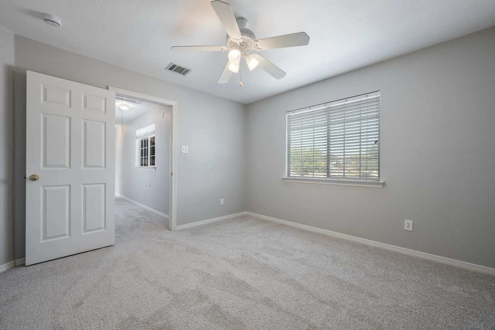Single Family Residence For Sale in Dallas County , 9612 E Oaks Lane, Irving, Texas 75063, 4 Bedroom, 3 Bathroom, 2 Garage spaces, 3,063 Sqft, built in 1995, mls#21405123, Real Estate Agent in Irving, Homes For Sale in Dallas county, Homes For Sale in Irving, Realtor in Irving Texas, Real Estate Brokerage Independent Realty Texas, Luminita Cordes Realtor